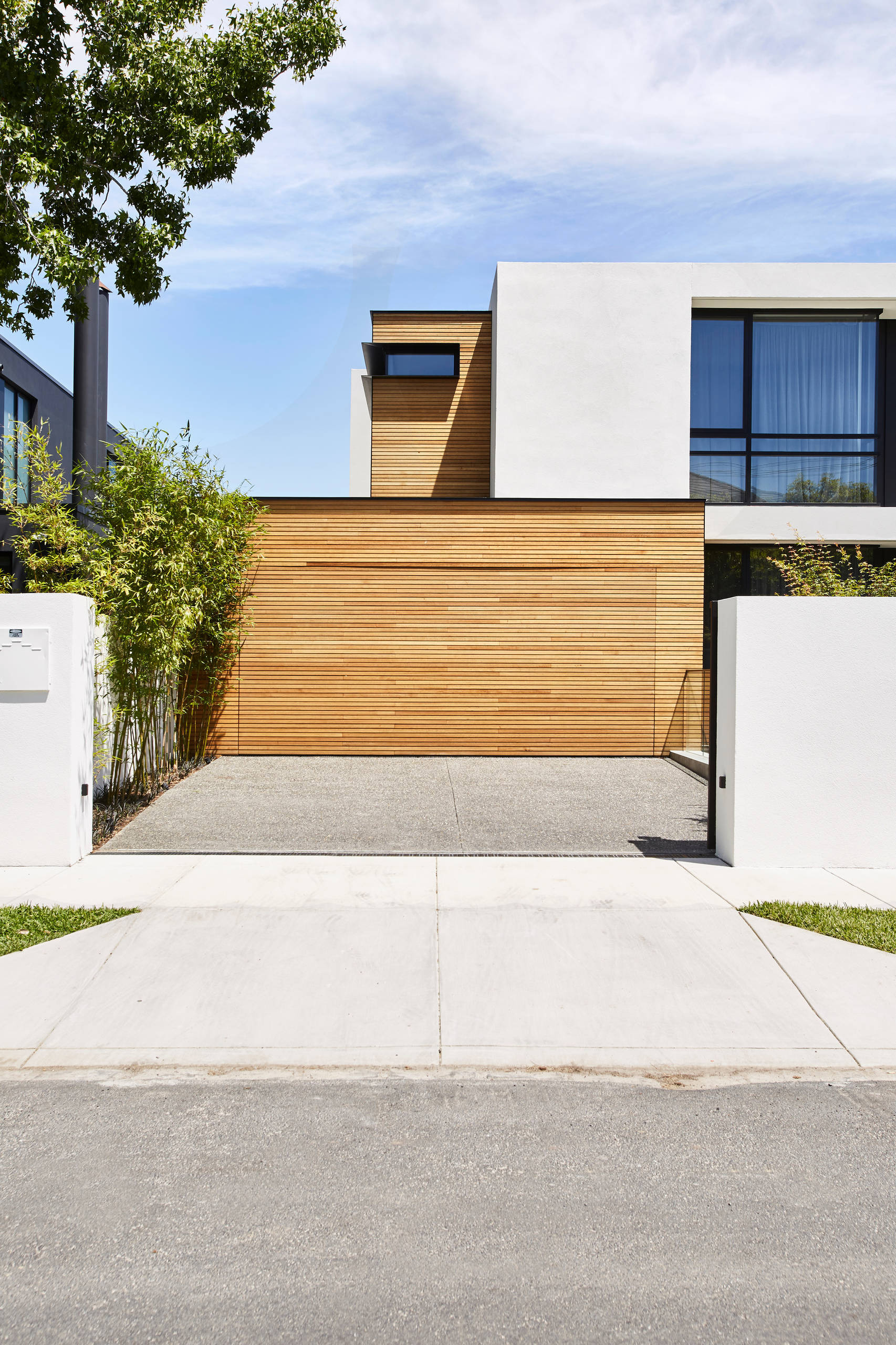 Фотоохота: 27 идей, как сделать гараж украшением фасада дома