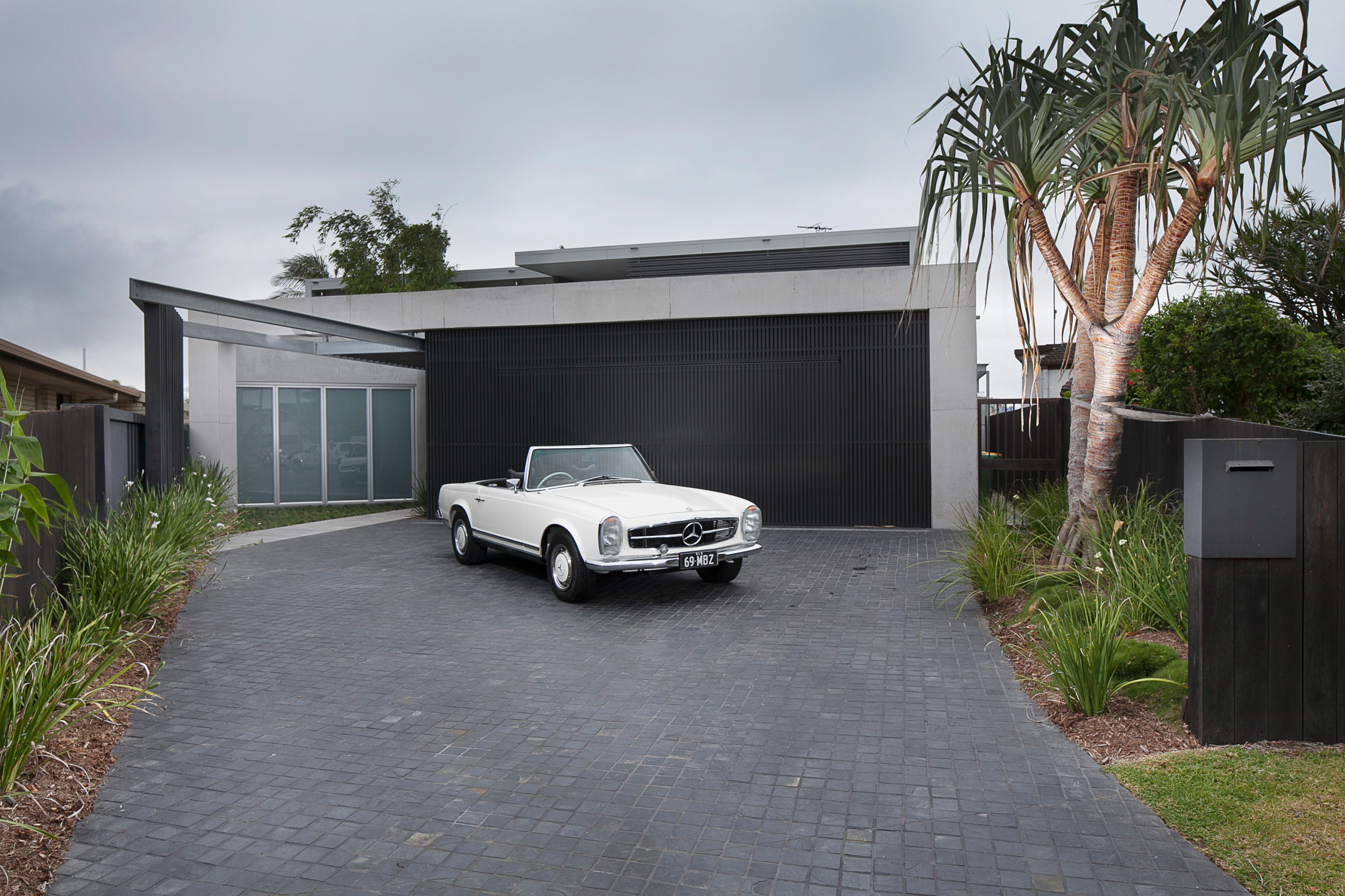 Фотоохота: 27 идей, как сделать гараж украшением фасада дома