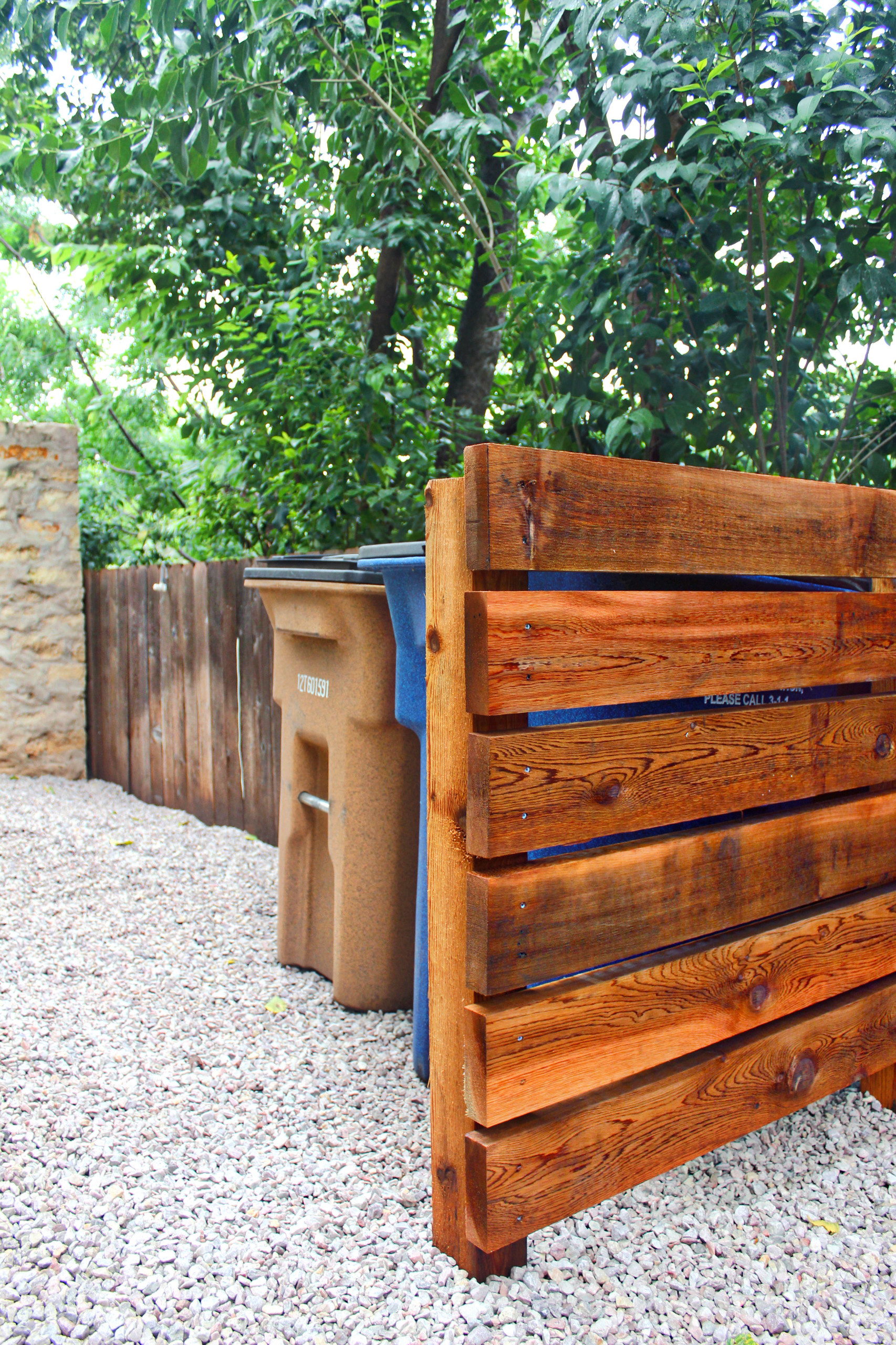 Есть идея: Куда спрятать мусорный бак