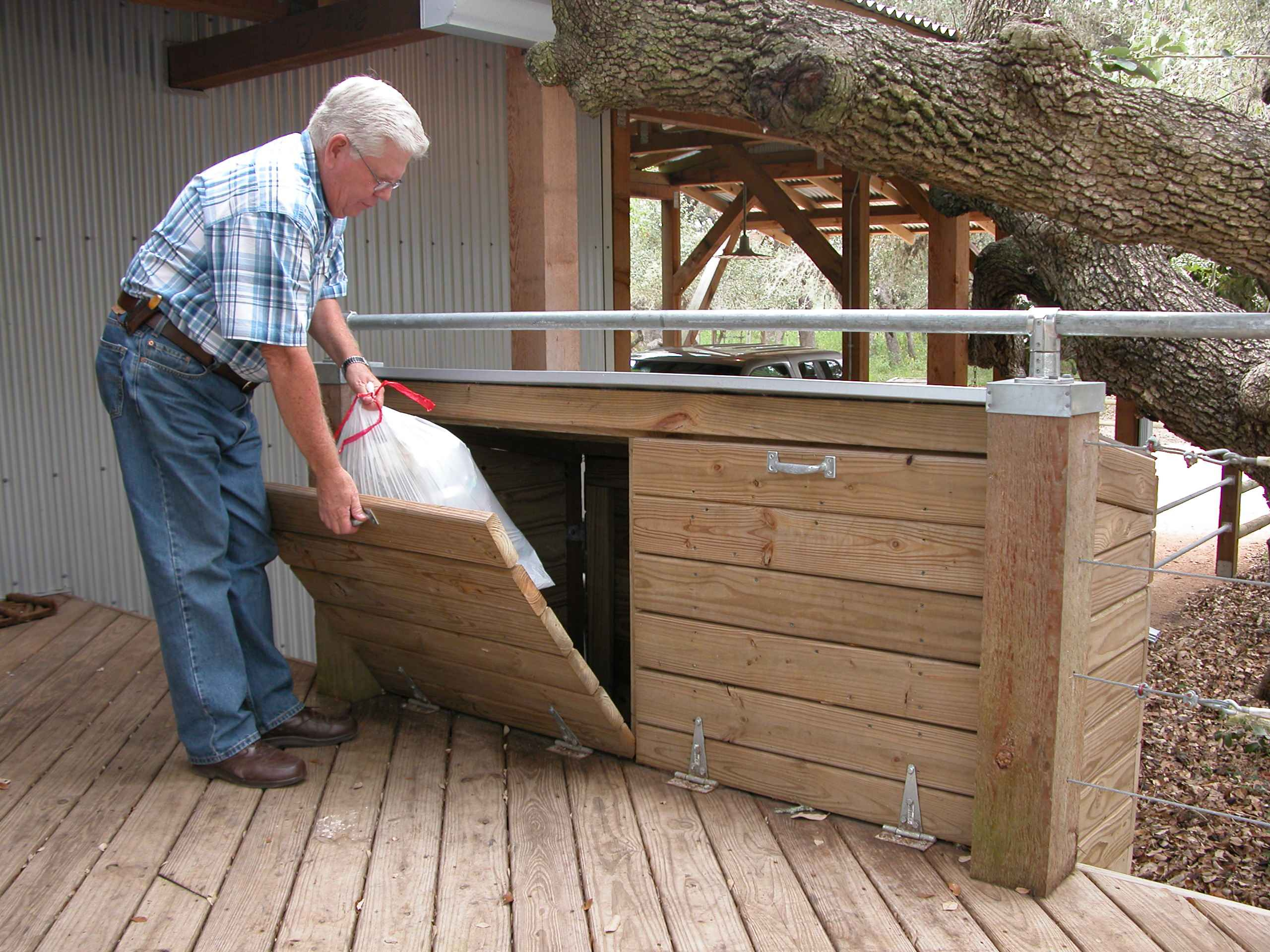 Есть идея: Куда спрятать мусорный бак