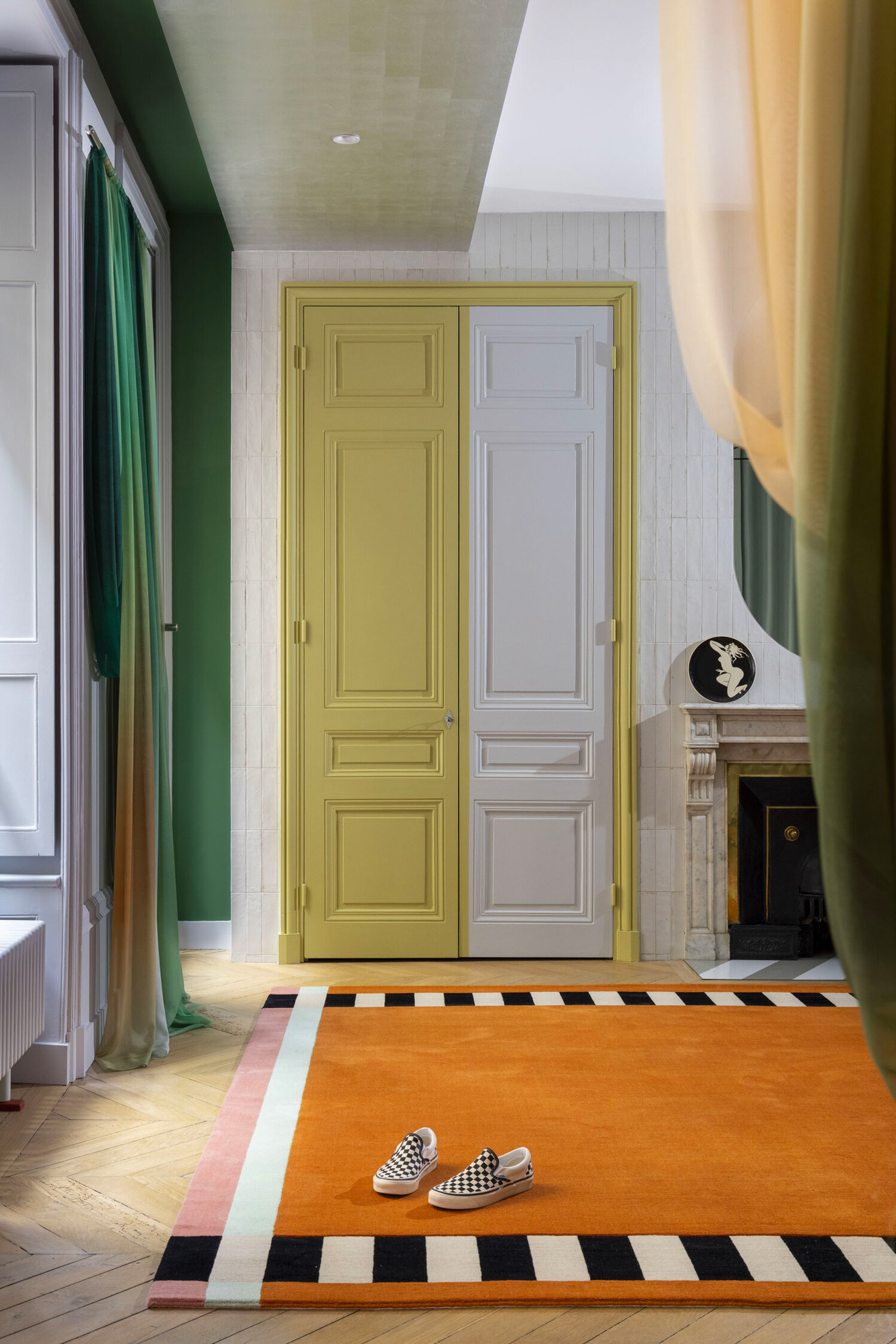 Фотоохота: 27 примеров color-blocking в интерьерах