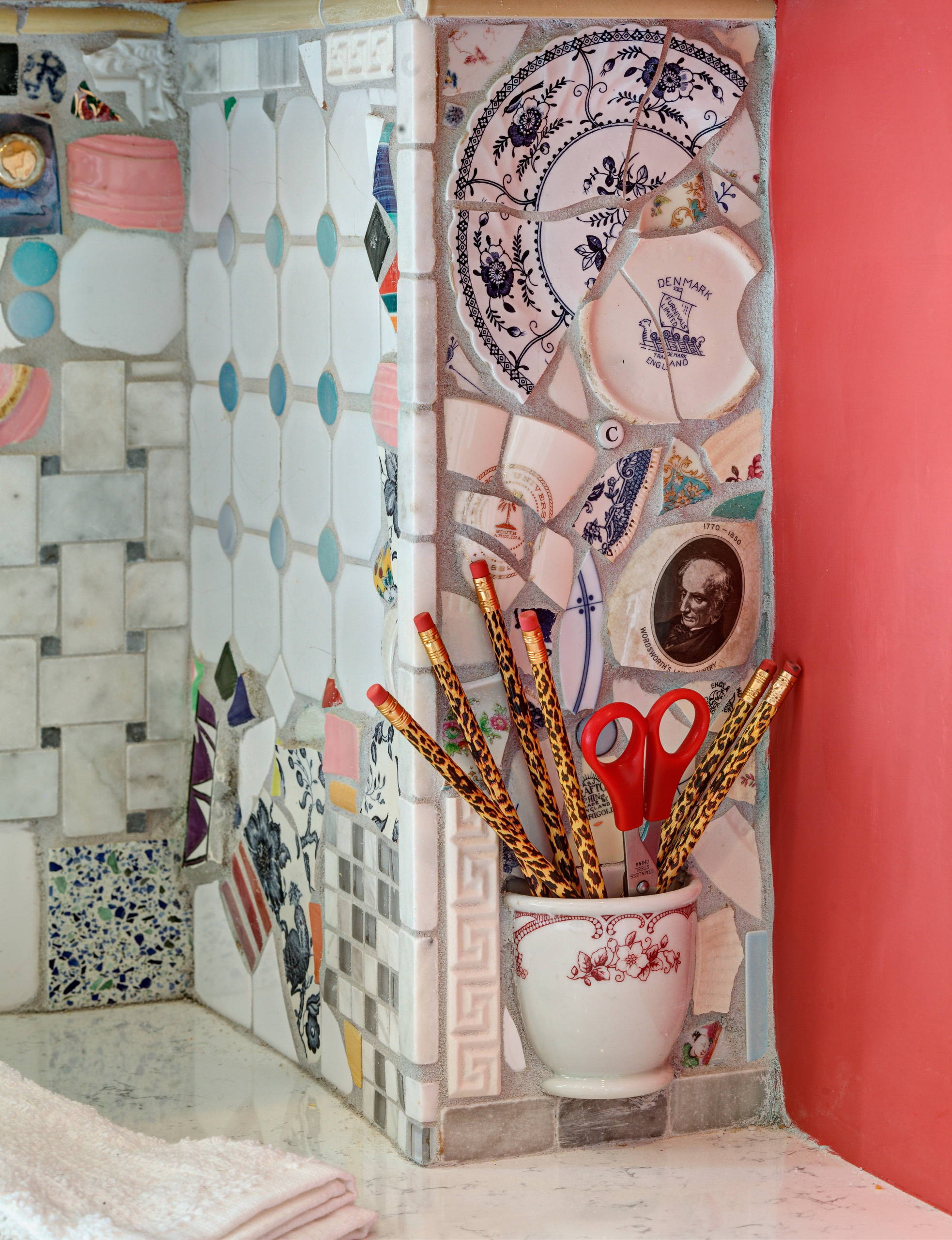 Кухня недели: Яркий проект с битым фарфором на стенах