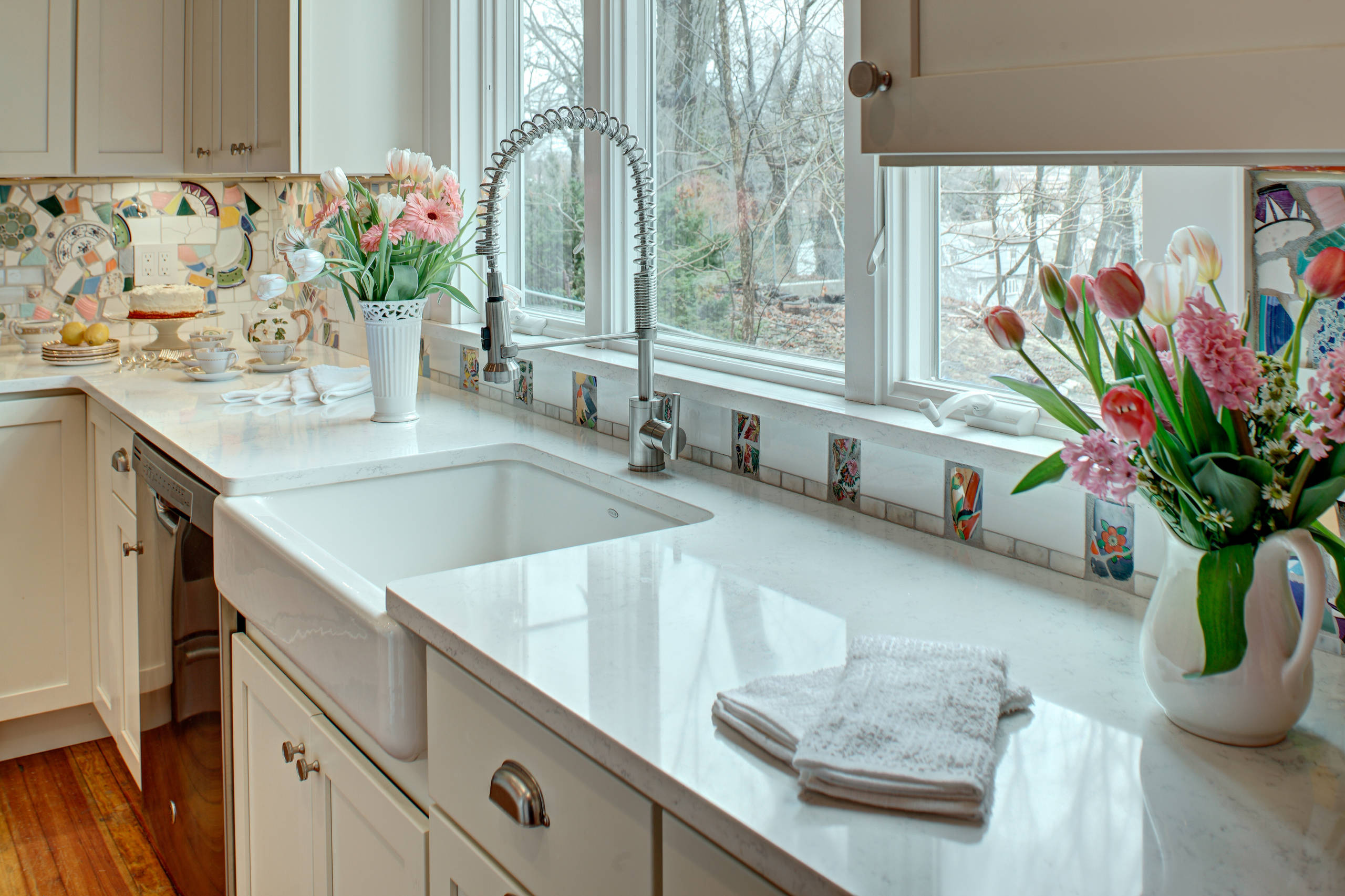 Кухня недели: Яркий проект с битым фарфором на стенах