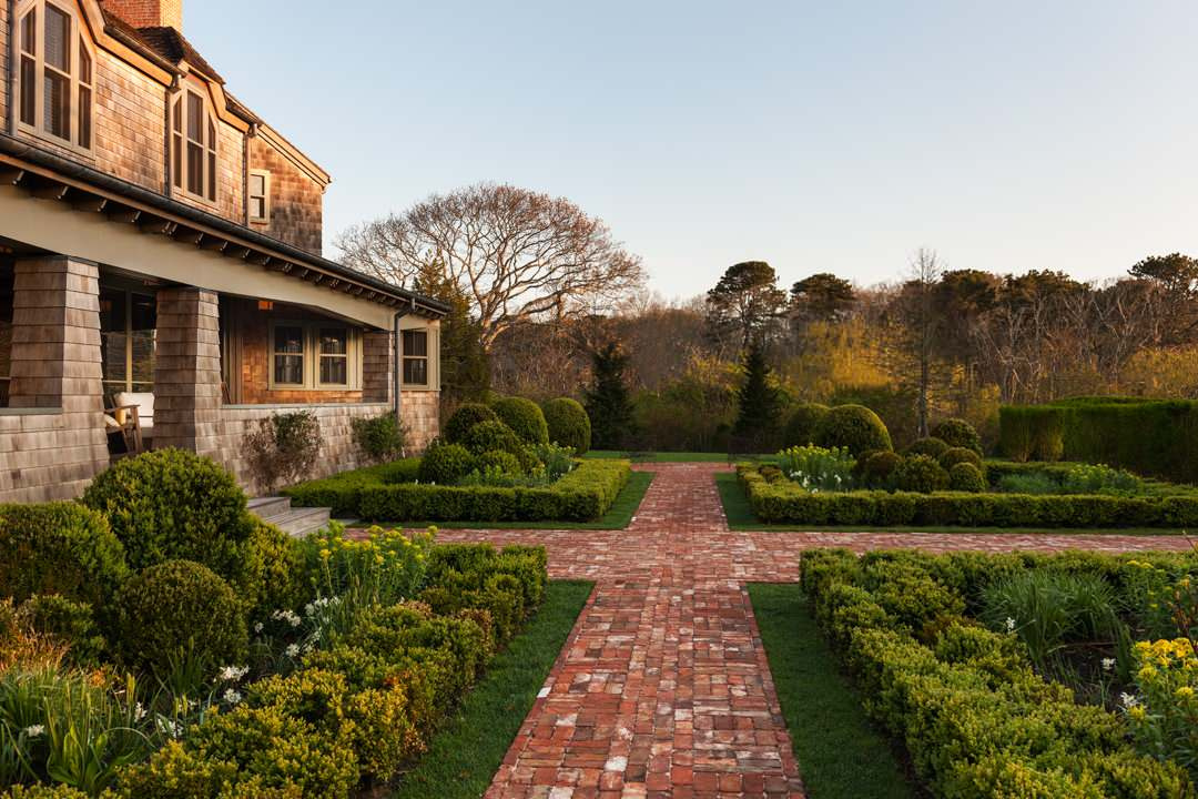 Мощение на участке: По какому плану лучше действовать