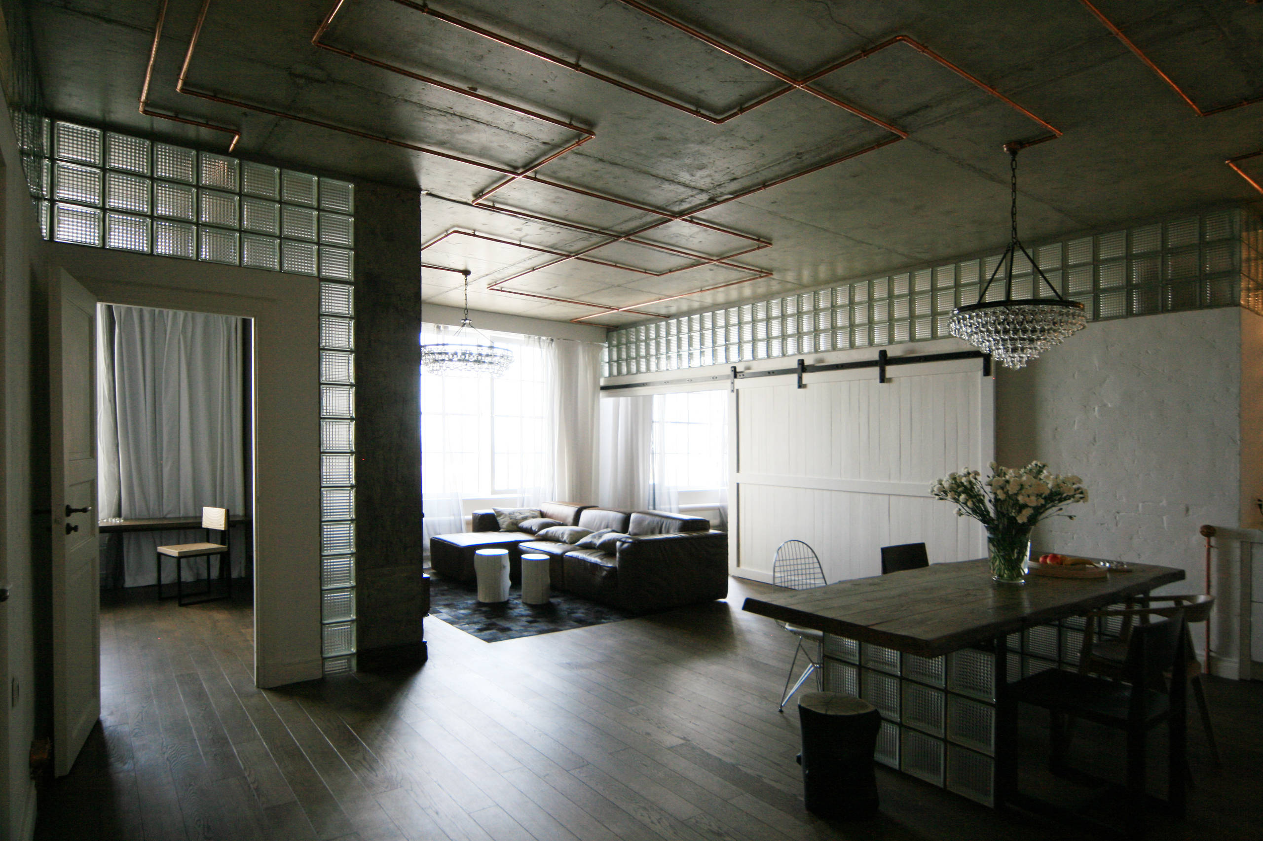 Houzz тур: Бетон, стекло и медные трубы в необычной московской квартире