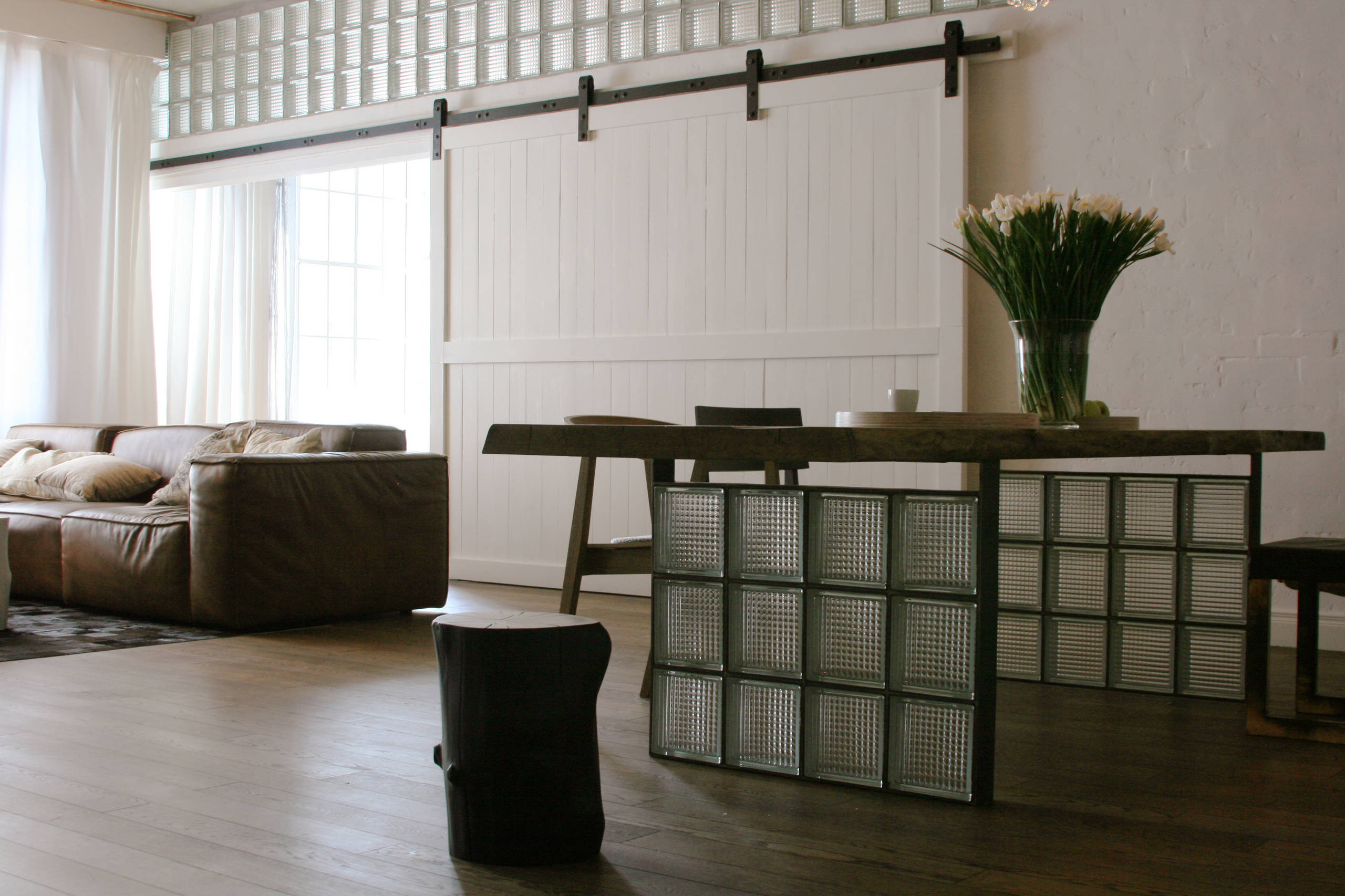 Houzz тур: Бетон, стекло и медные трубы в необычной московской квартире