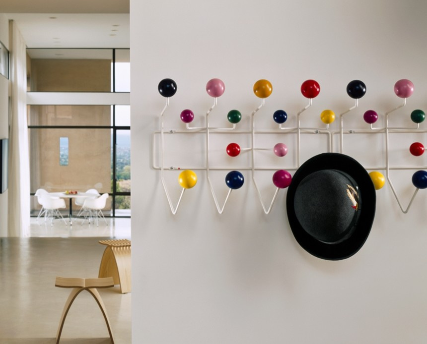 17 приспособлений для хранения ношеных вещей, не считая стула