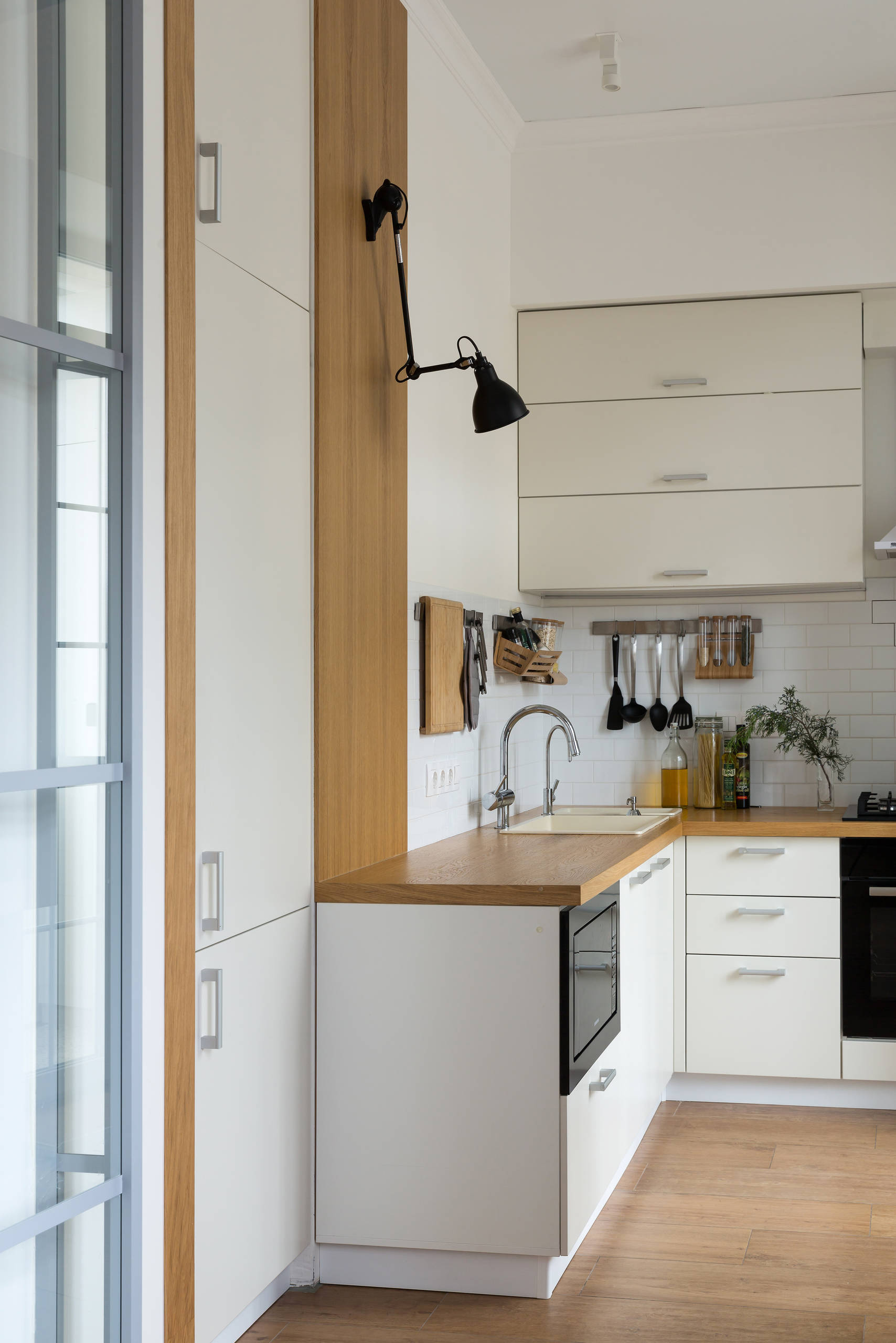 Просто фото: Когда холодильник не помещается на кухне