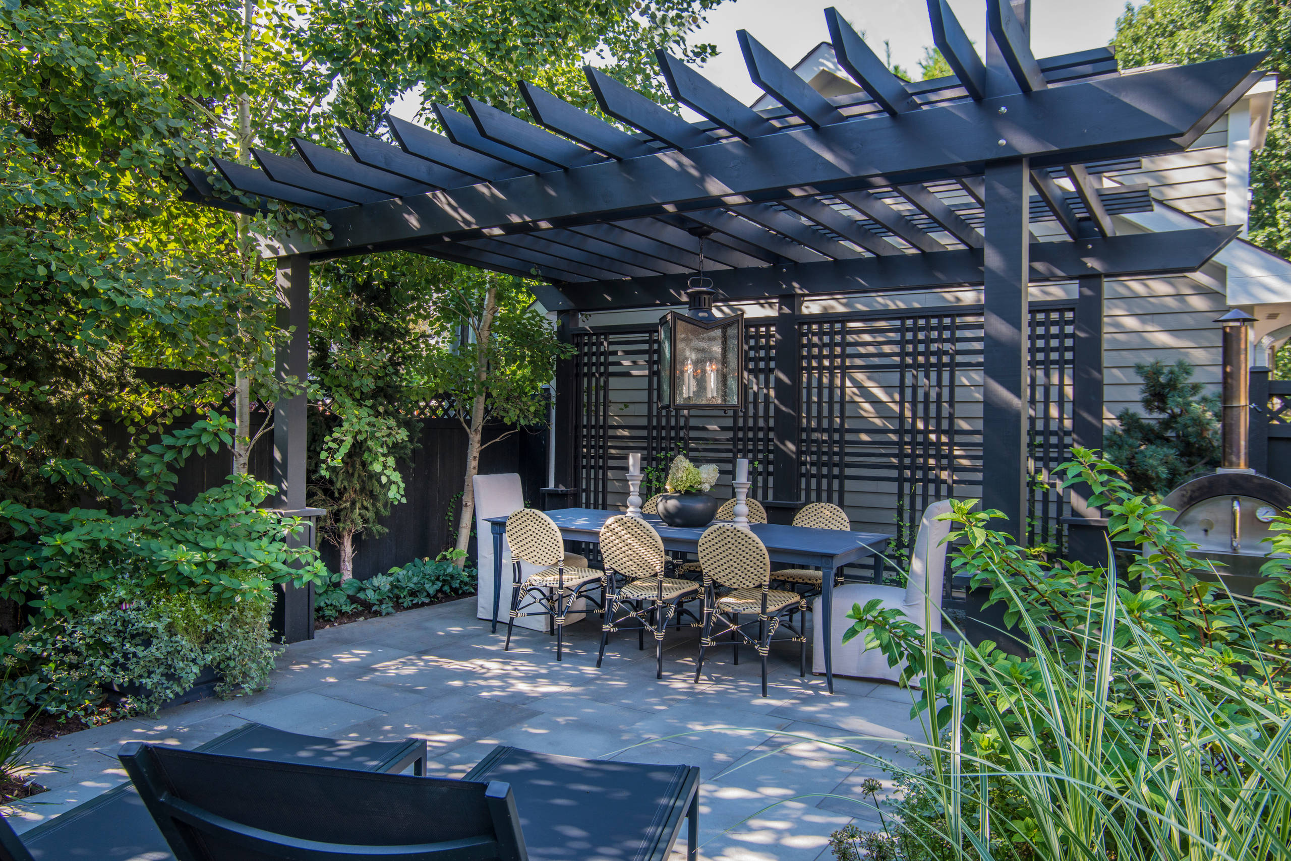 До и после: 3 эффектных задних дворика после переделки