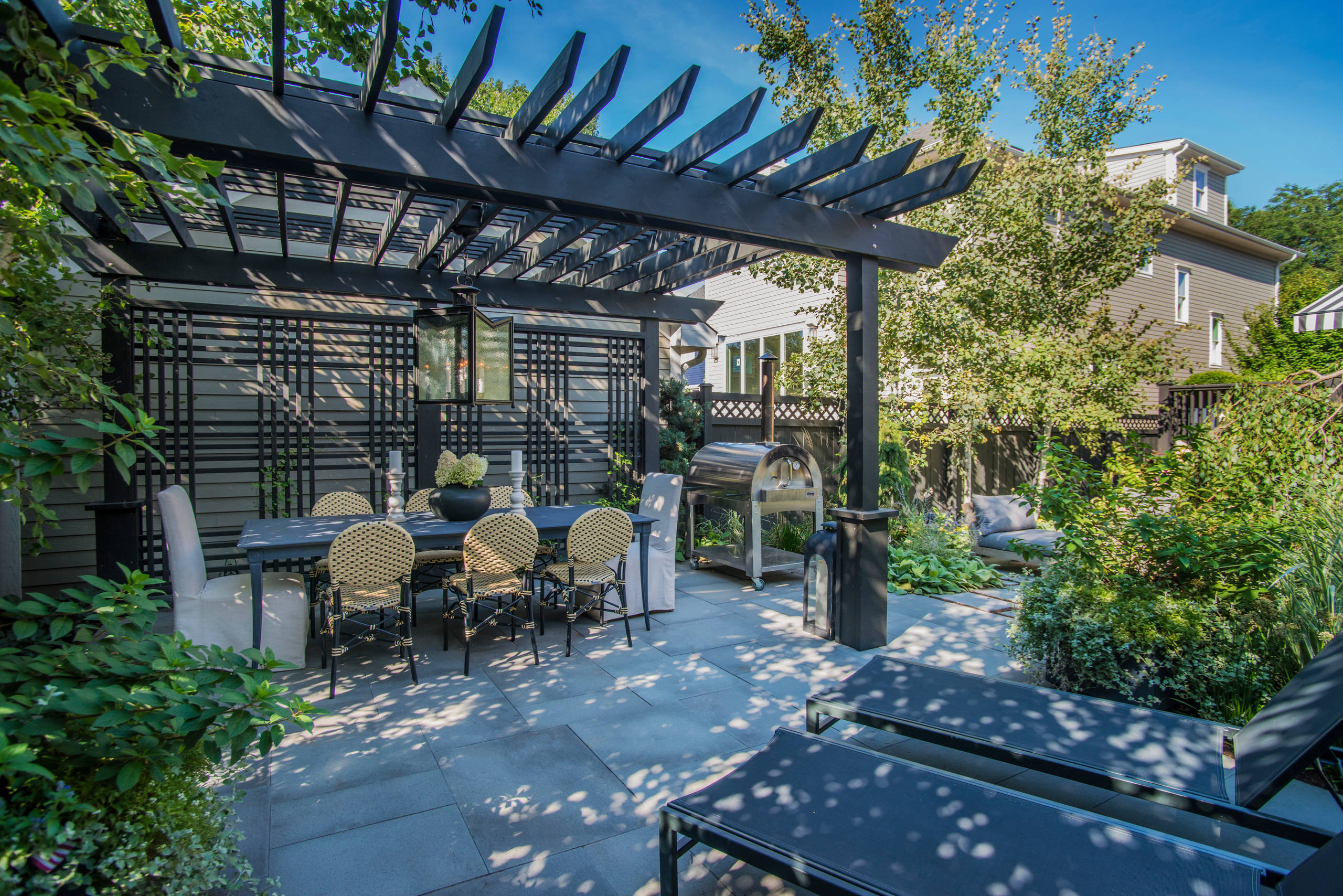 До и после: 3 эффектных задних дворика после переделки