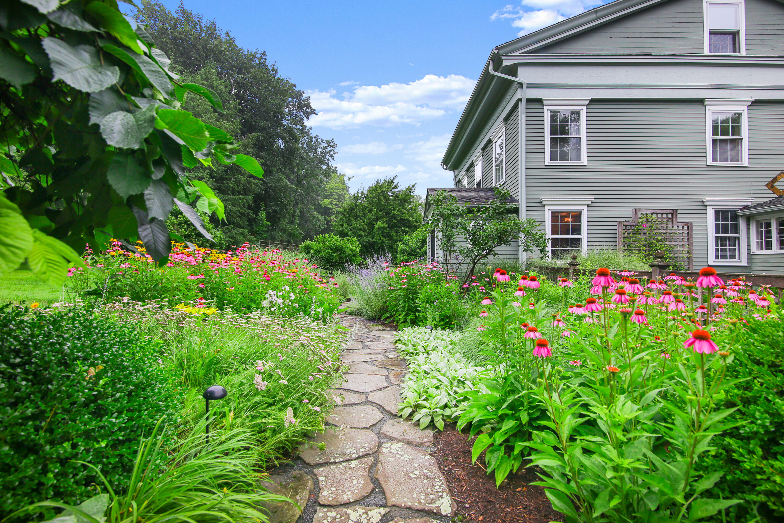 До и после: 3 эффектных задних дворика после переделки