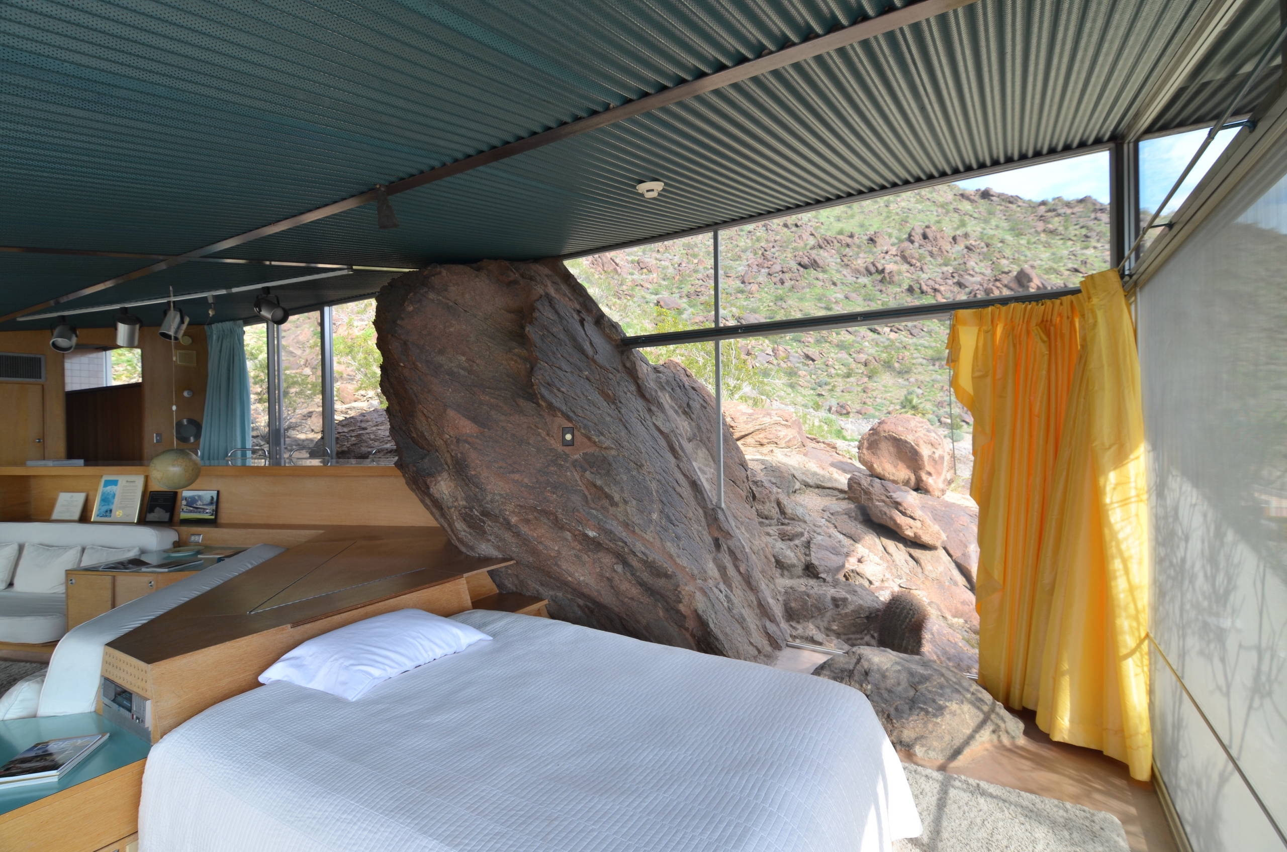 Архитектура: Дом-легенда с валуном внутри