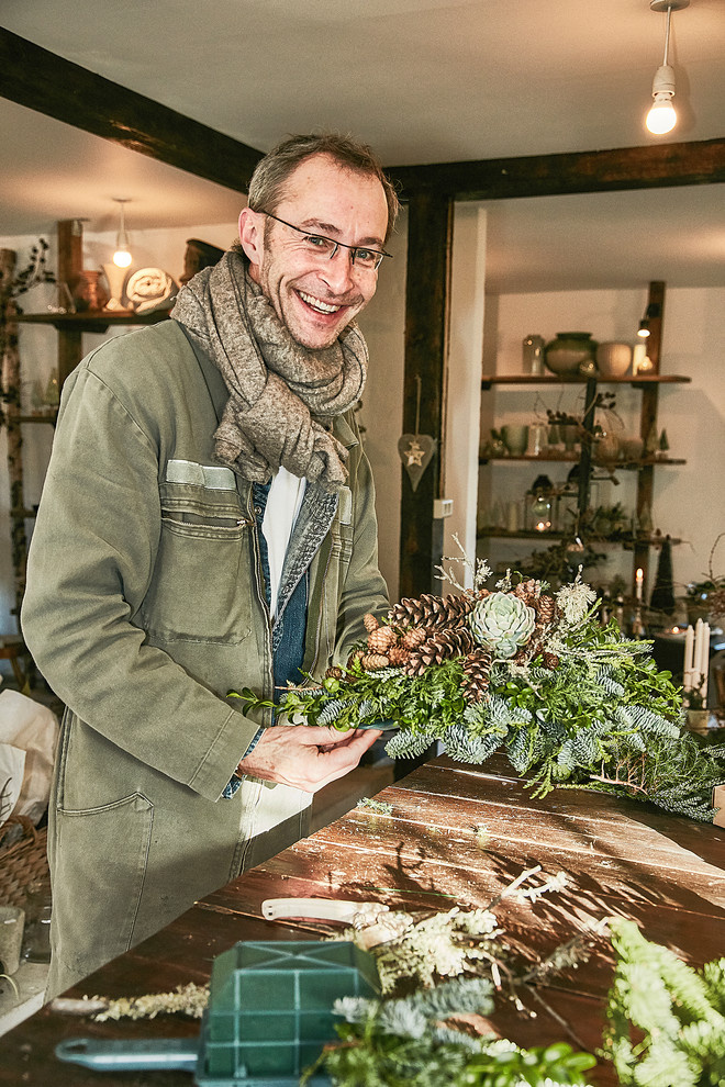 Своими руками: Новогодний декор из шишек и хвои — как в Дании