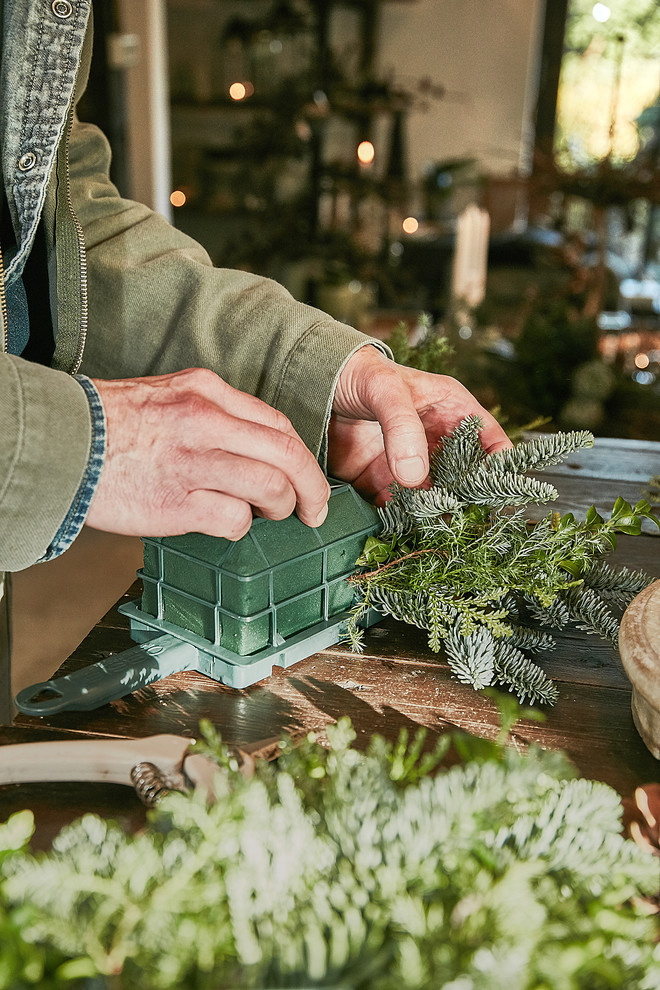 Своими руками: Новогодний декор из шишек и хвои — как в Дании