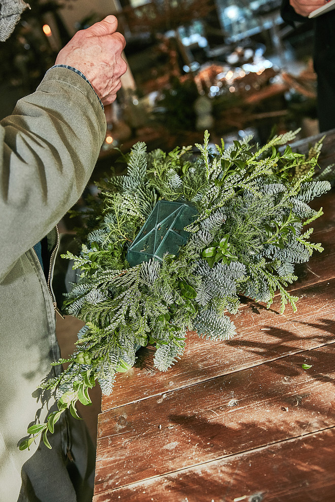 Своими руками: Новогодний декор из шишек и хвои — как в Дании