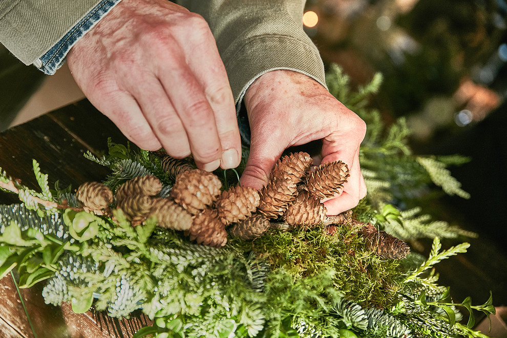 Своими руками: Новогодний декор из шишек и хвои — как в Дании