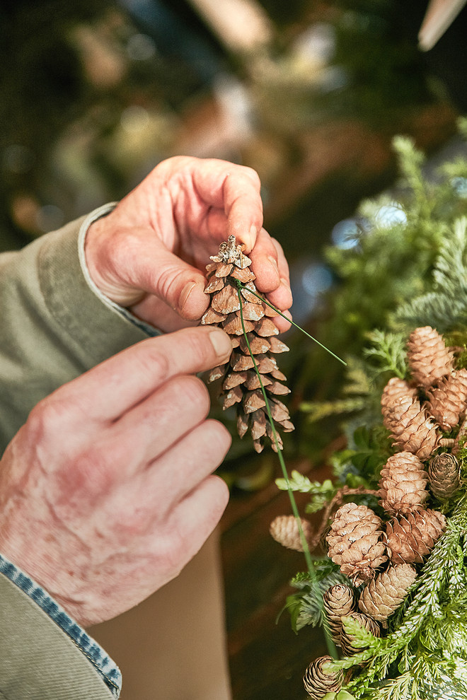 Своими руками: Новогодний декор из шишек и хвои — как в Дании