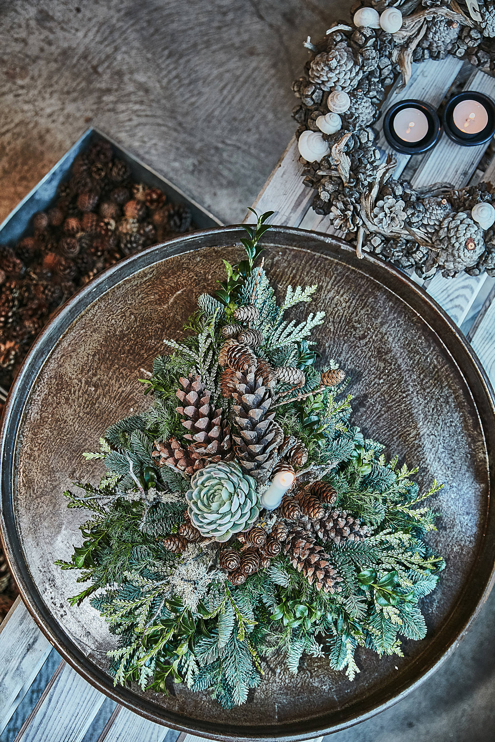 Своими руками: Новогодний декор из шишек и хвои — как в Дании