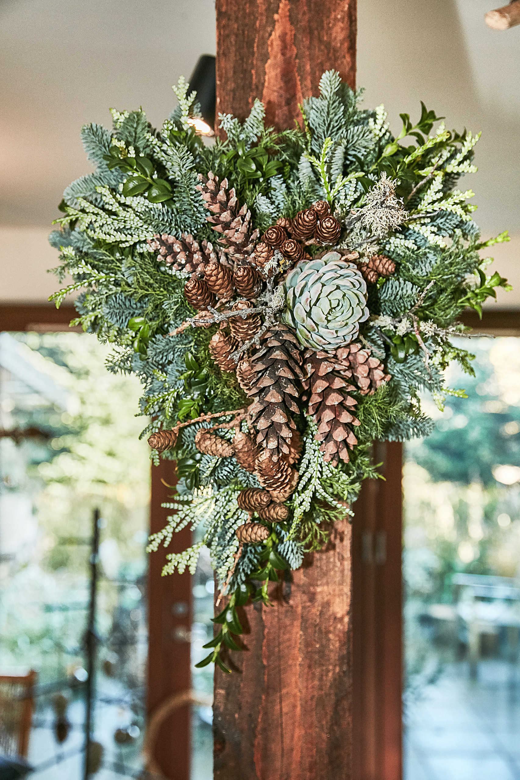 Своими руками: Новогодний декор из шишек и хвои — как в Дании