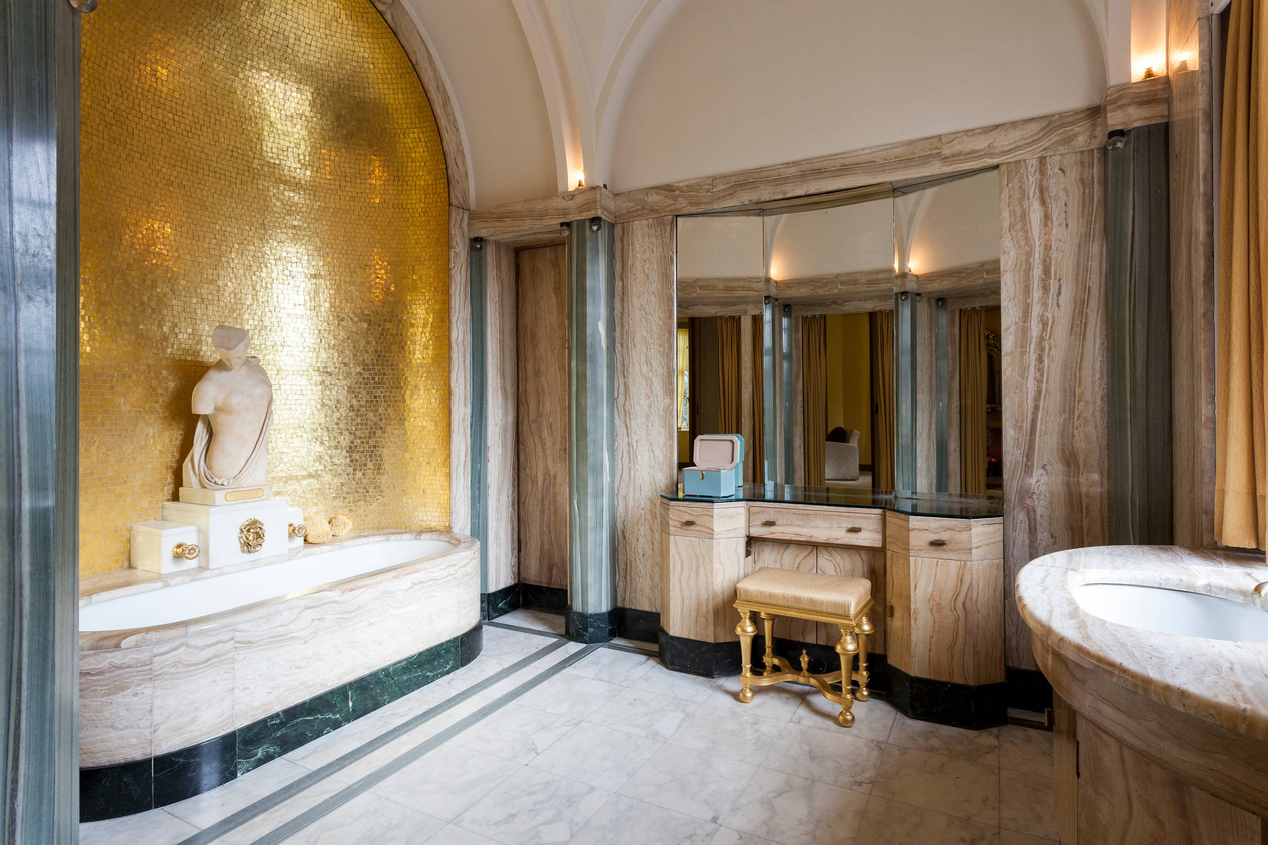 Houzz Британия: Средневековый дворец, оформленный в стиле ар деко