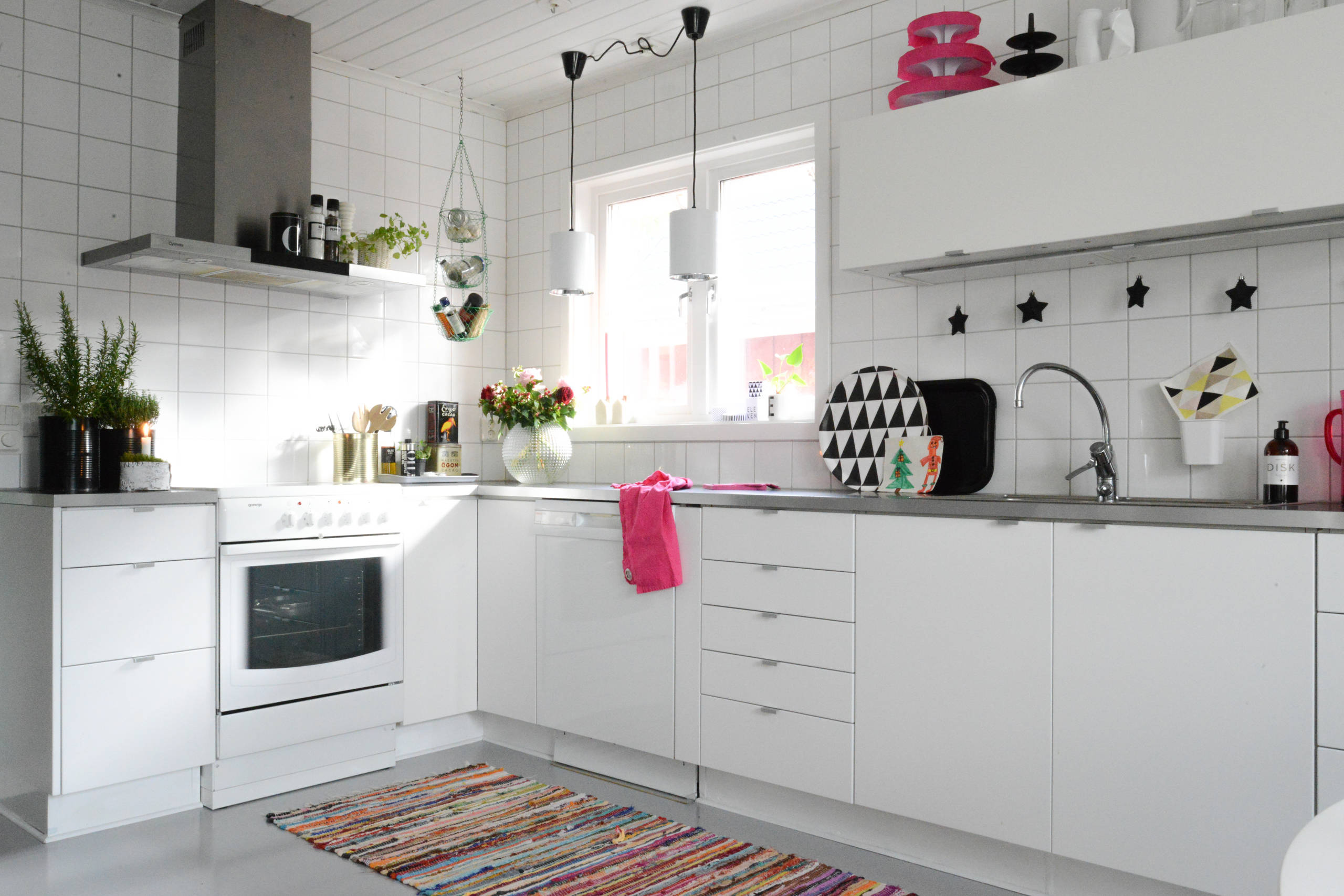 Houzz Швеция: Скандинавская квартира, украшенная ... цветом