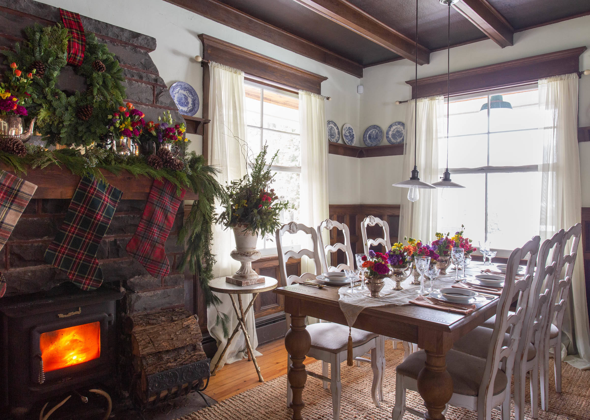 Есть идея: Три варианта новогоднего декора для одной столовой