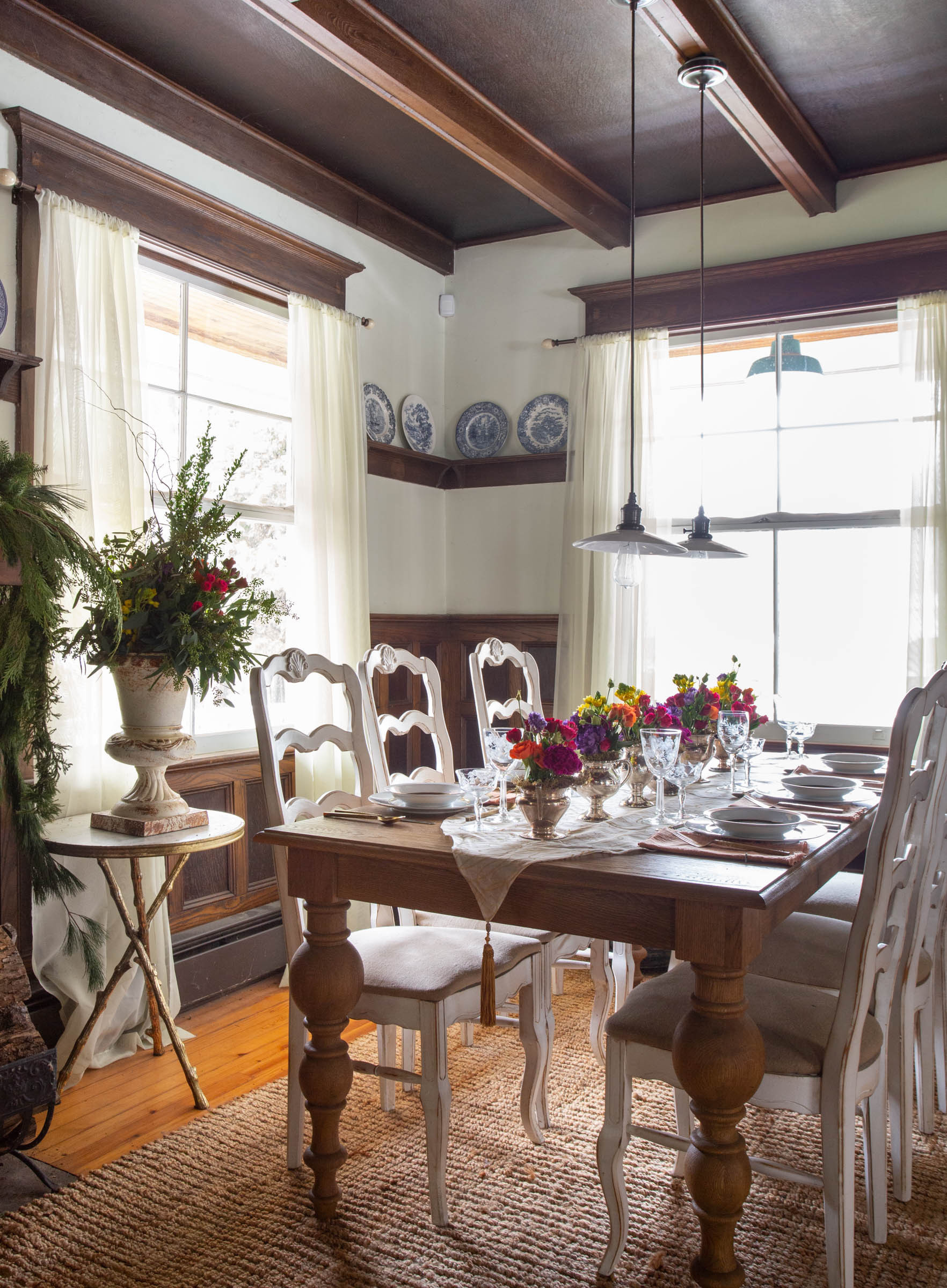 Есть идея: Три варианта новогоднего декора для одной столовой