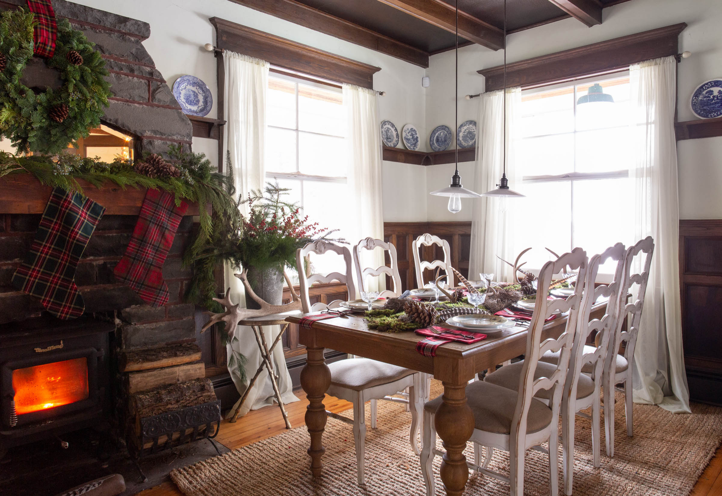 Есть идея: Три варианта новогоднего декора для одной столовой