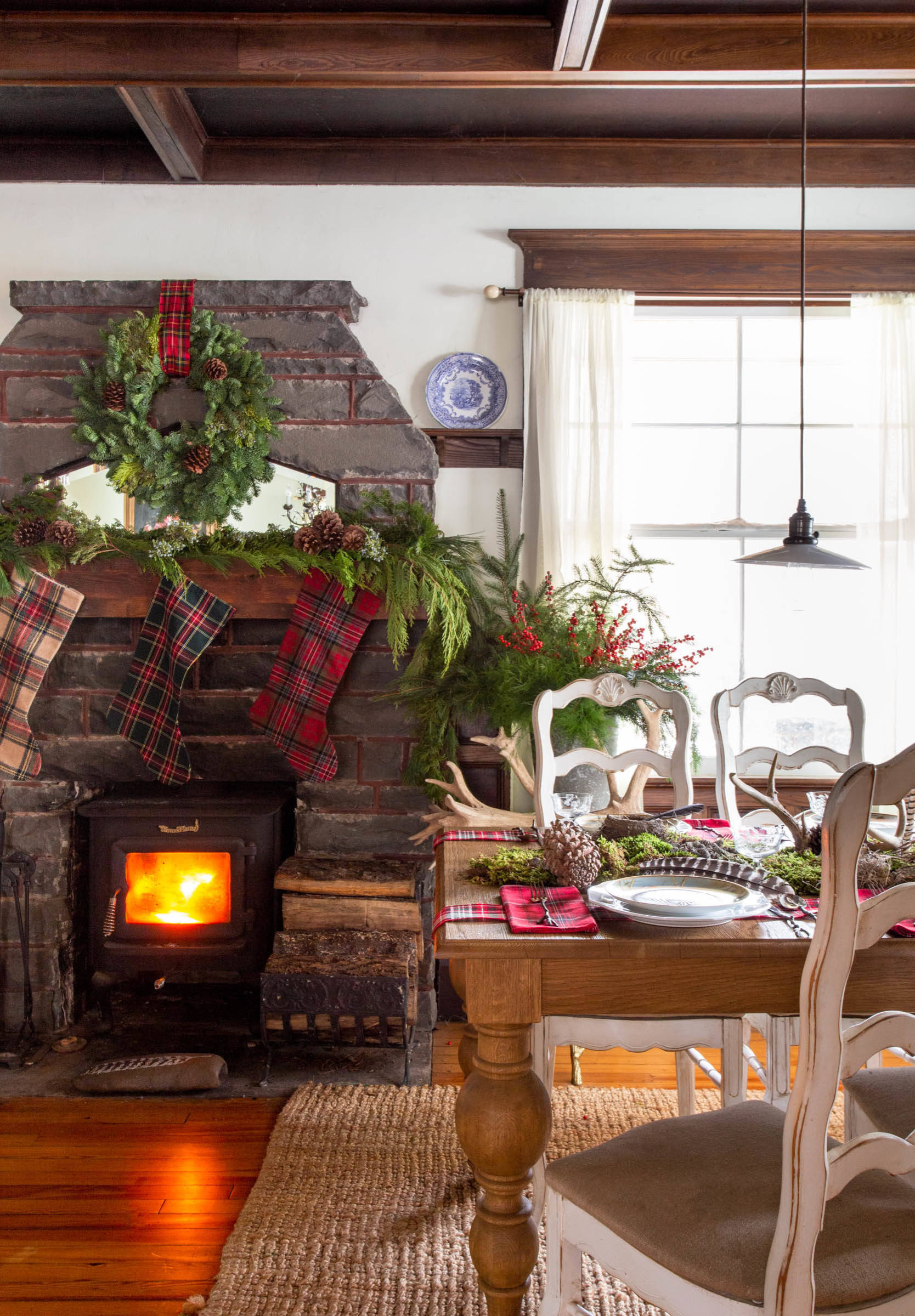 Есть идея: Три варианта новогоднего декора для одной столовой