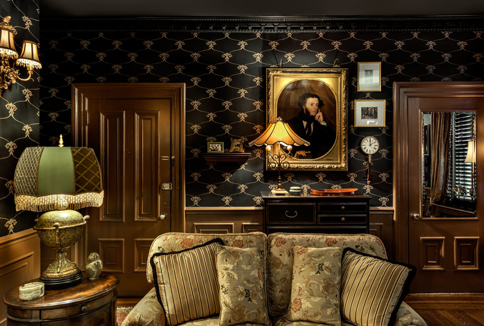 Houzz США: Студия на 37 метрах с черными обоями