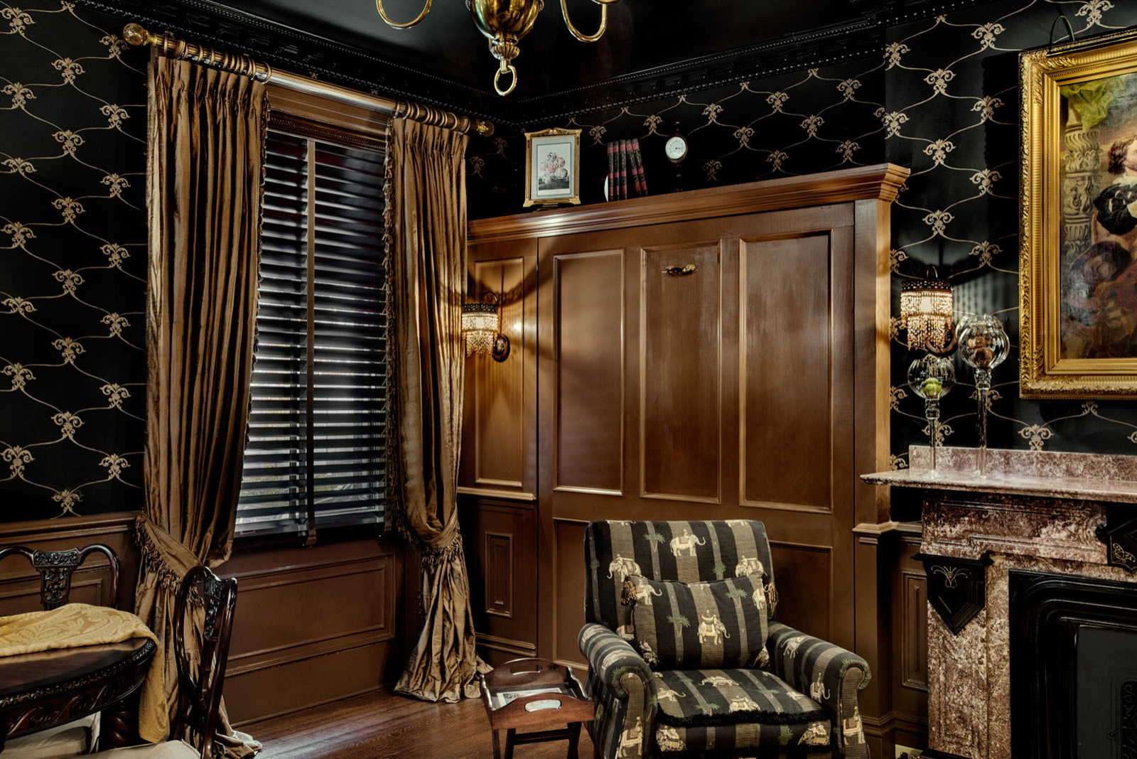 Houzz США: Студия на 37 метрах с черными обоями