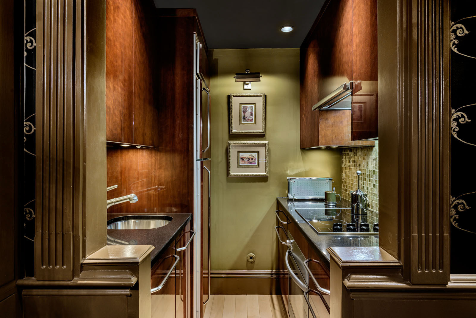 Houzz США: Студия на 37 метрах с черными обоями