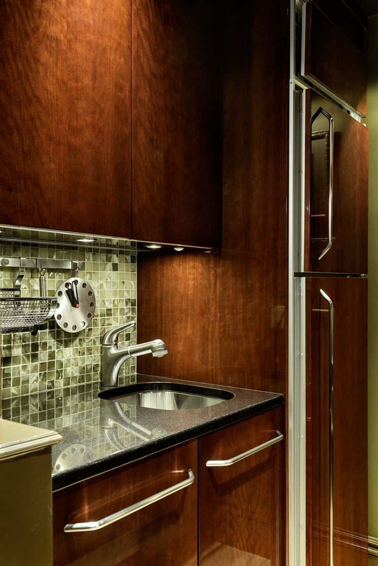 Houzz США: Студия на 37 метрах с черными обоями