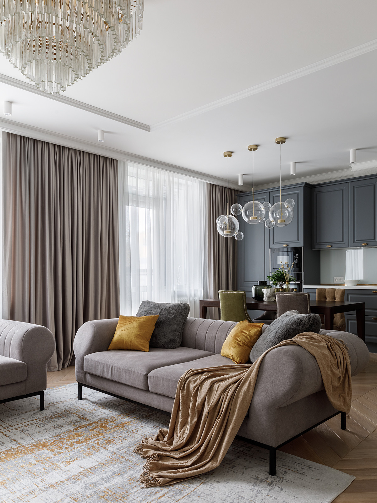 Кухня-гостиная недели: С хрустальной люстрой на 300 подвесок