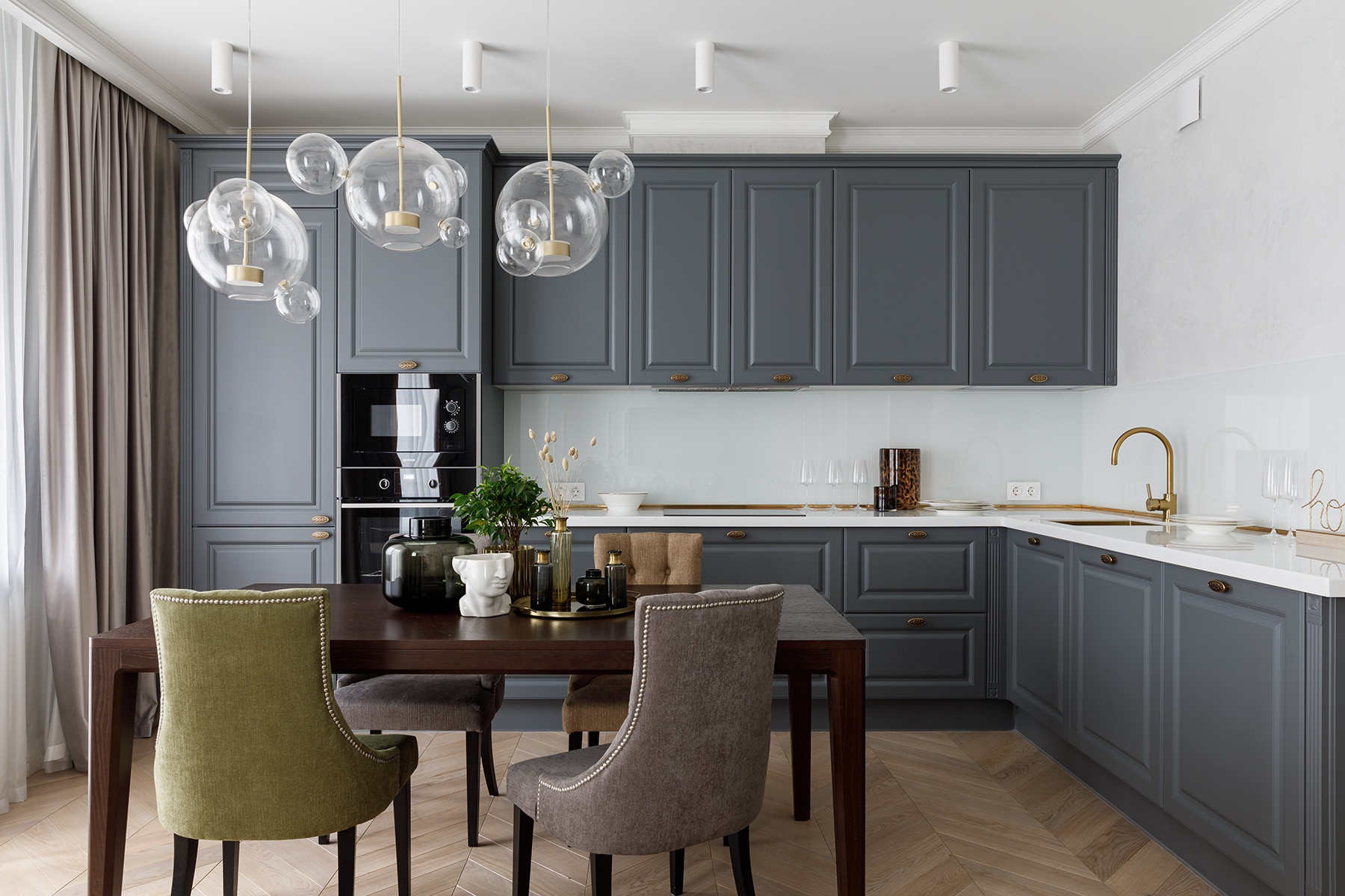 Кухня-гостиная недели: С хрустальной люстрой на 300 подвесок