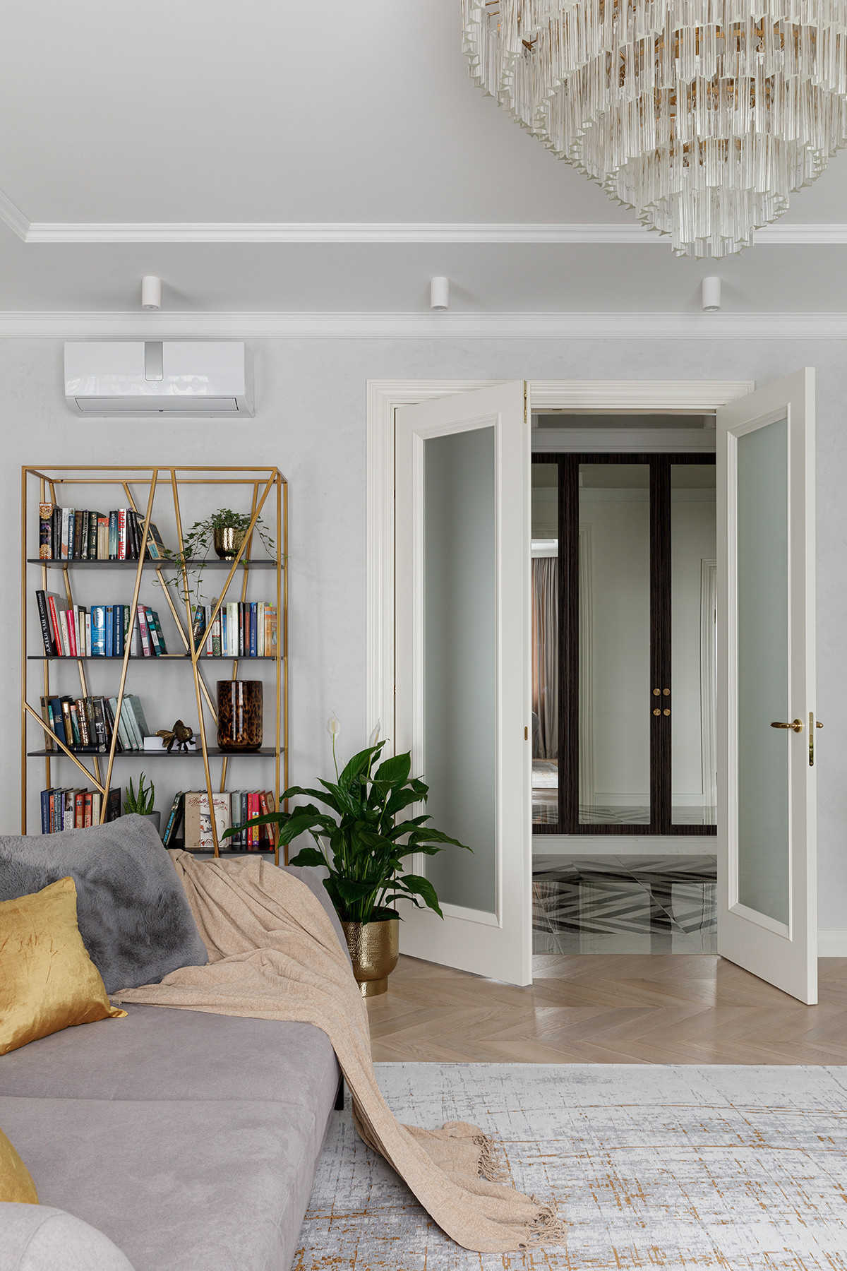 Кухня-гостиная недели: С хрустальной люстрой на 300 подвесок