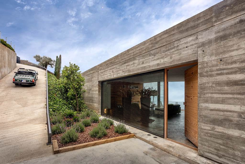 Houzz Испания: Дом как бетонная скала, что выросла у Средиземного моря