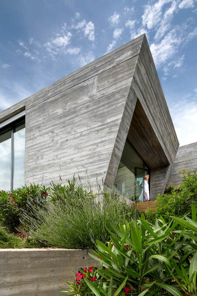 Houzz Испания: Дом как бетонная скала, что выросла у Средиземного моря