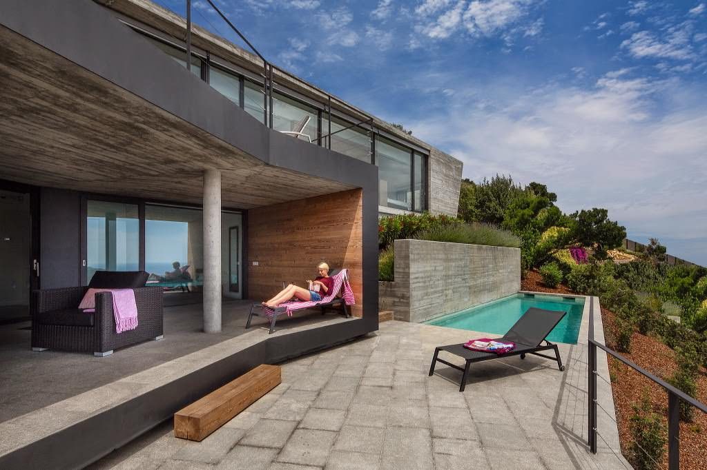 Houzz Испания: Дом как бетонная скала, что выросла у Средиземного моря