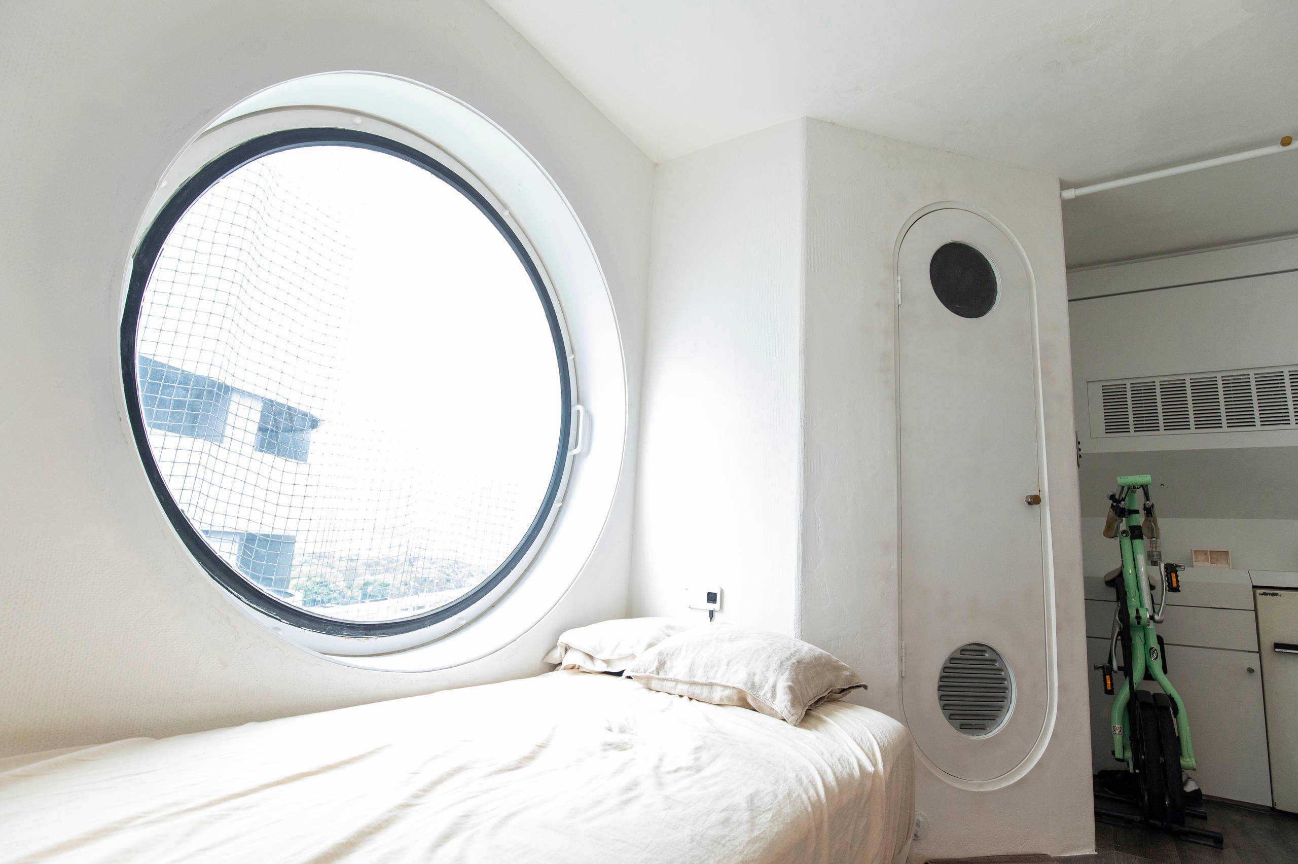 Houzz Япония: Квартира-капсула в знаменитом доме Кисё Курокавы