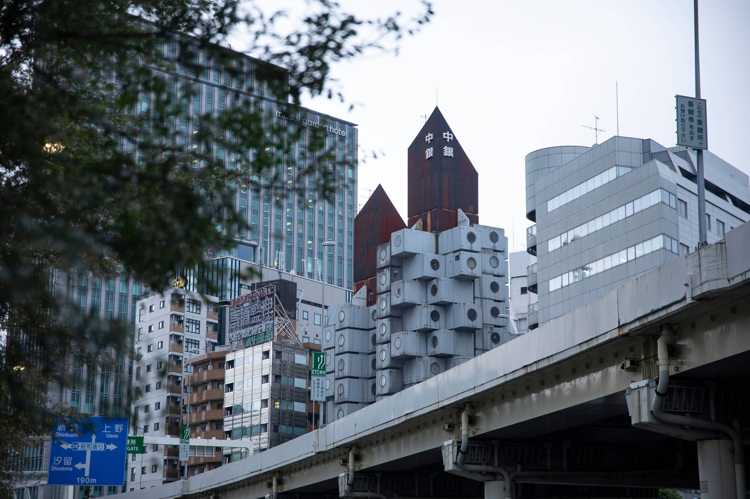 Houzz Япония: Квартира-капсула в знаменитом доме Кисё Курокавы