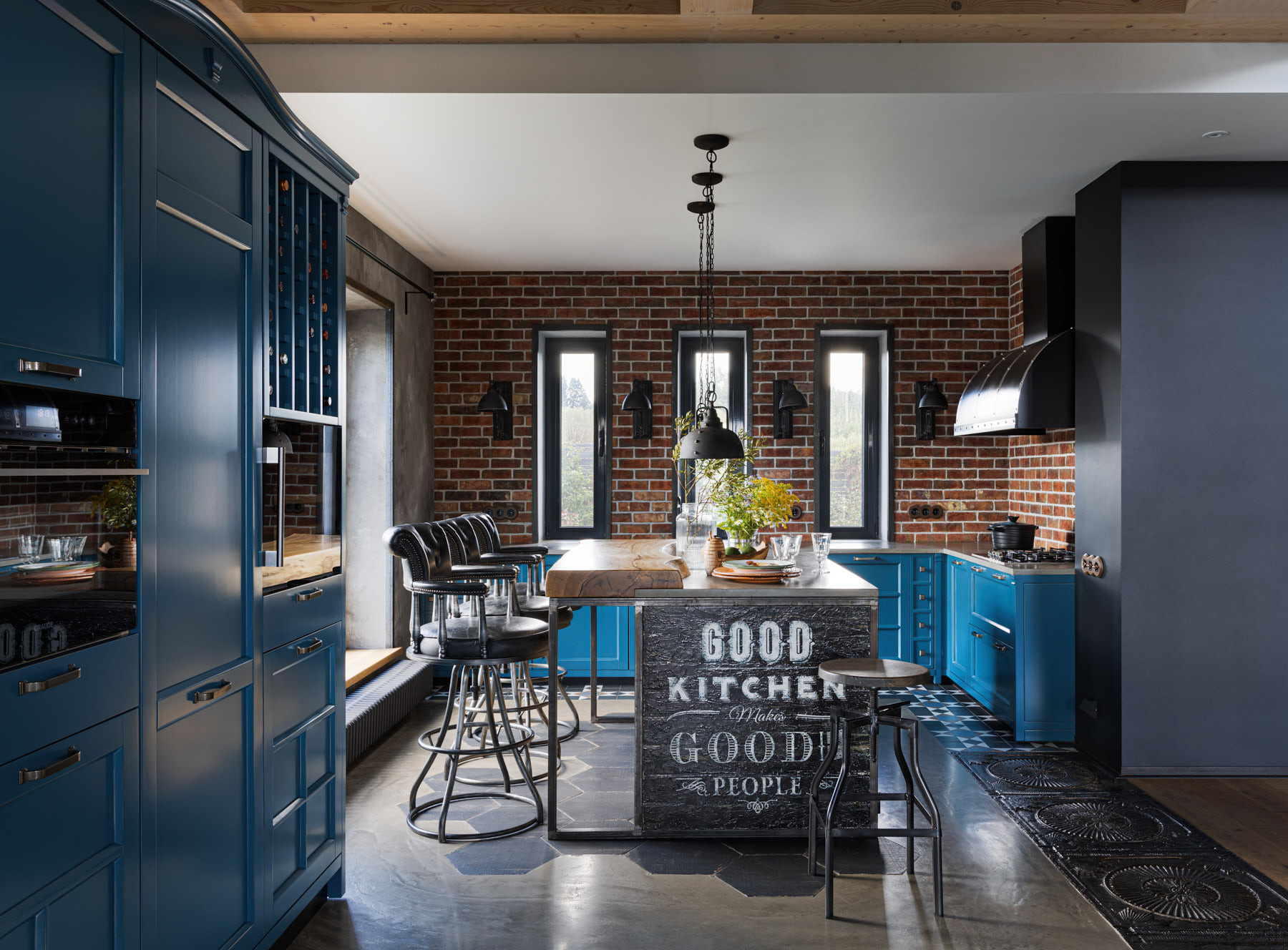 Houzz тур: Дом с напольным бордюром из старых чугунных плит