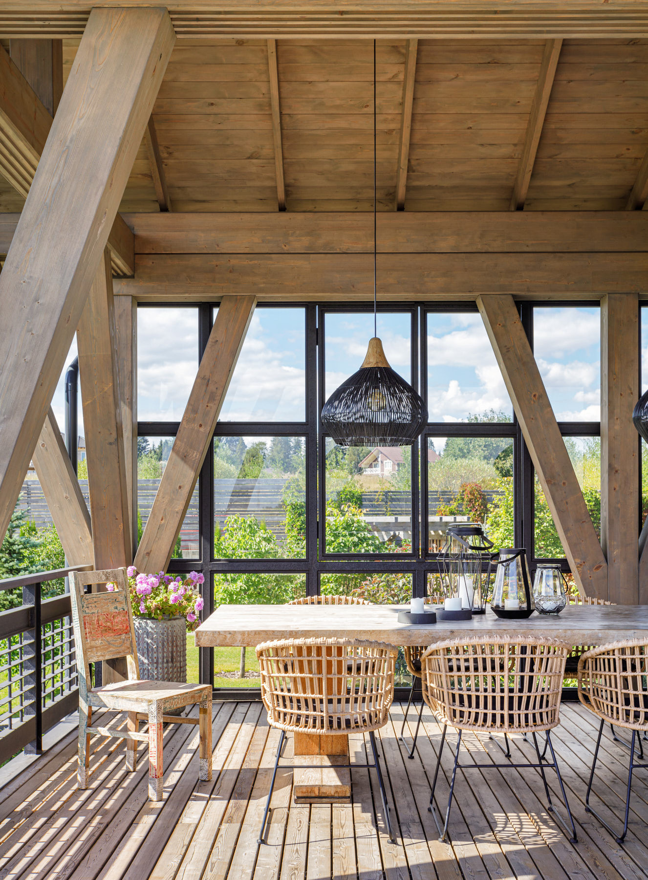 Houzz тур: Дом с напольным бордюром из старых чугунных плит