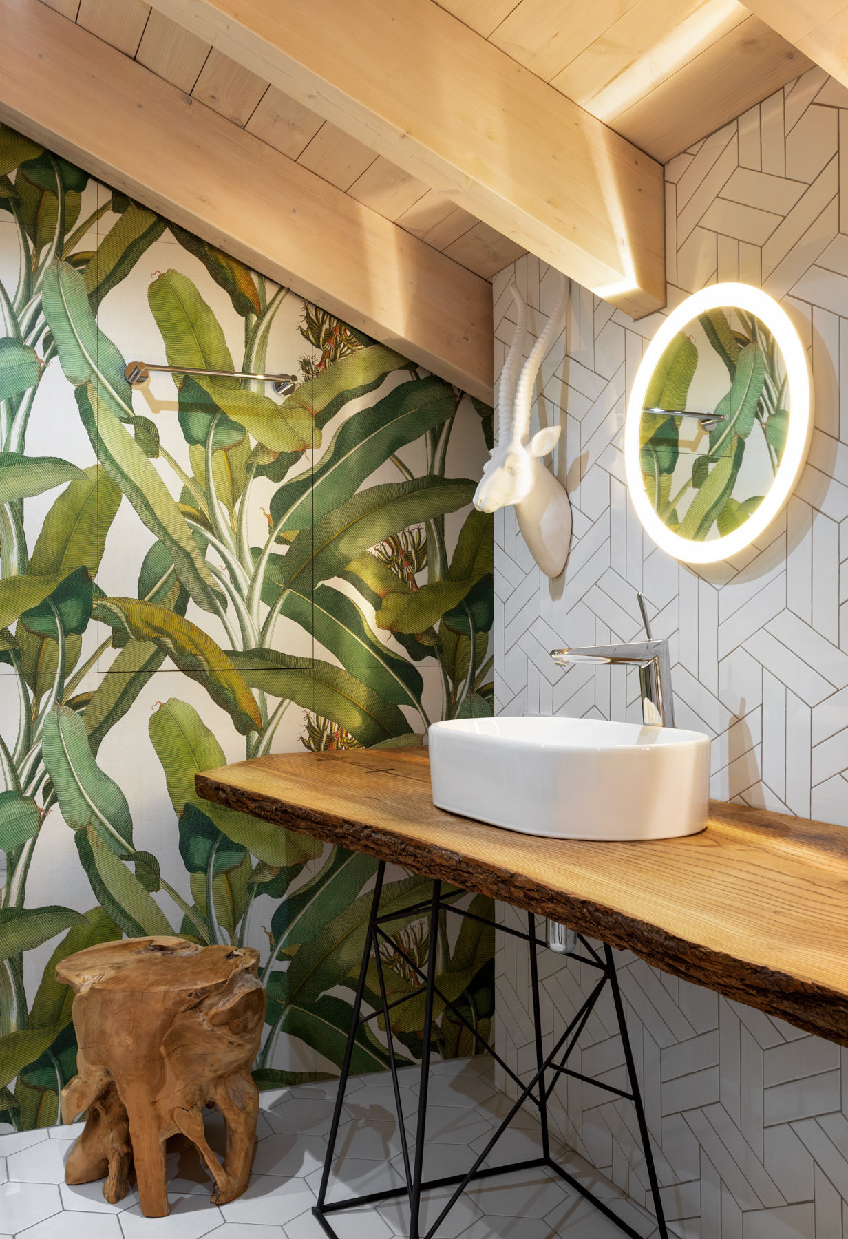 Houzz тур: Дом с напольным бордюром из старых чугунных плит