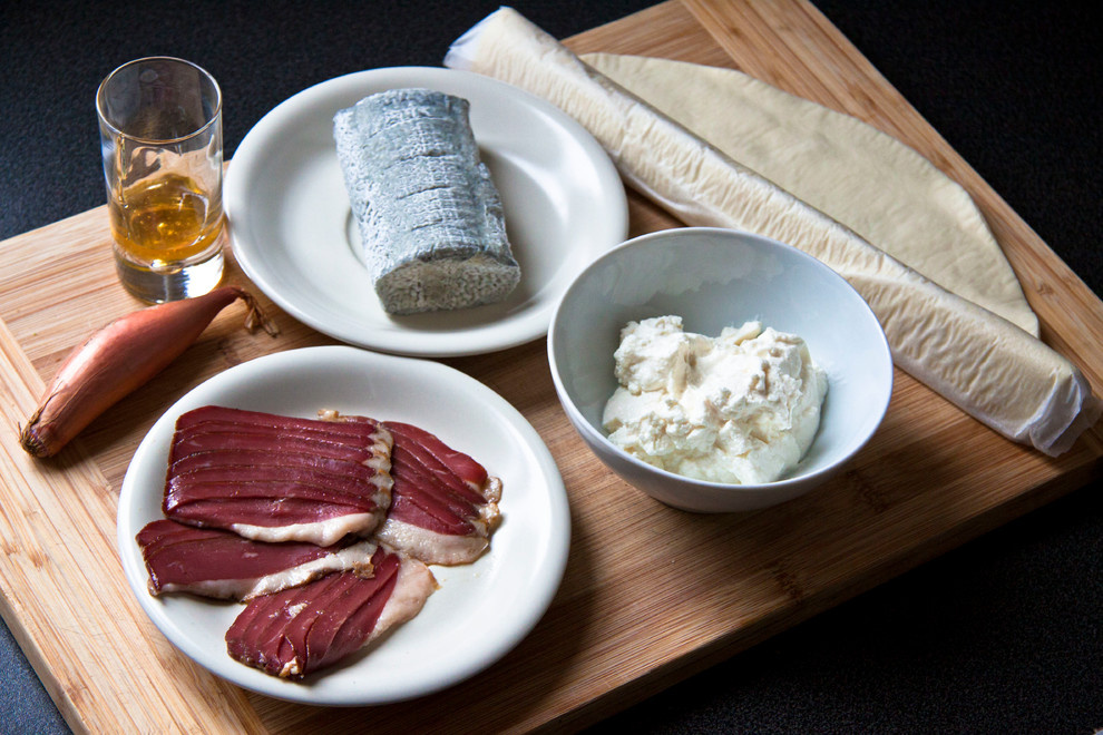 DIY: Пицца по-французски в форме звезды с копченой уткой