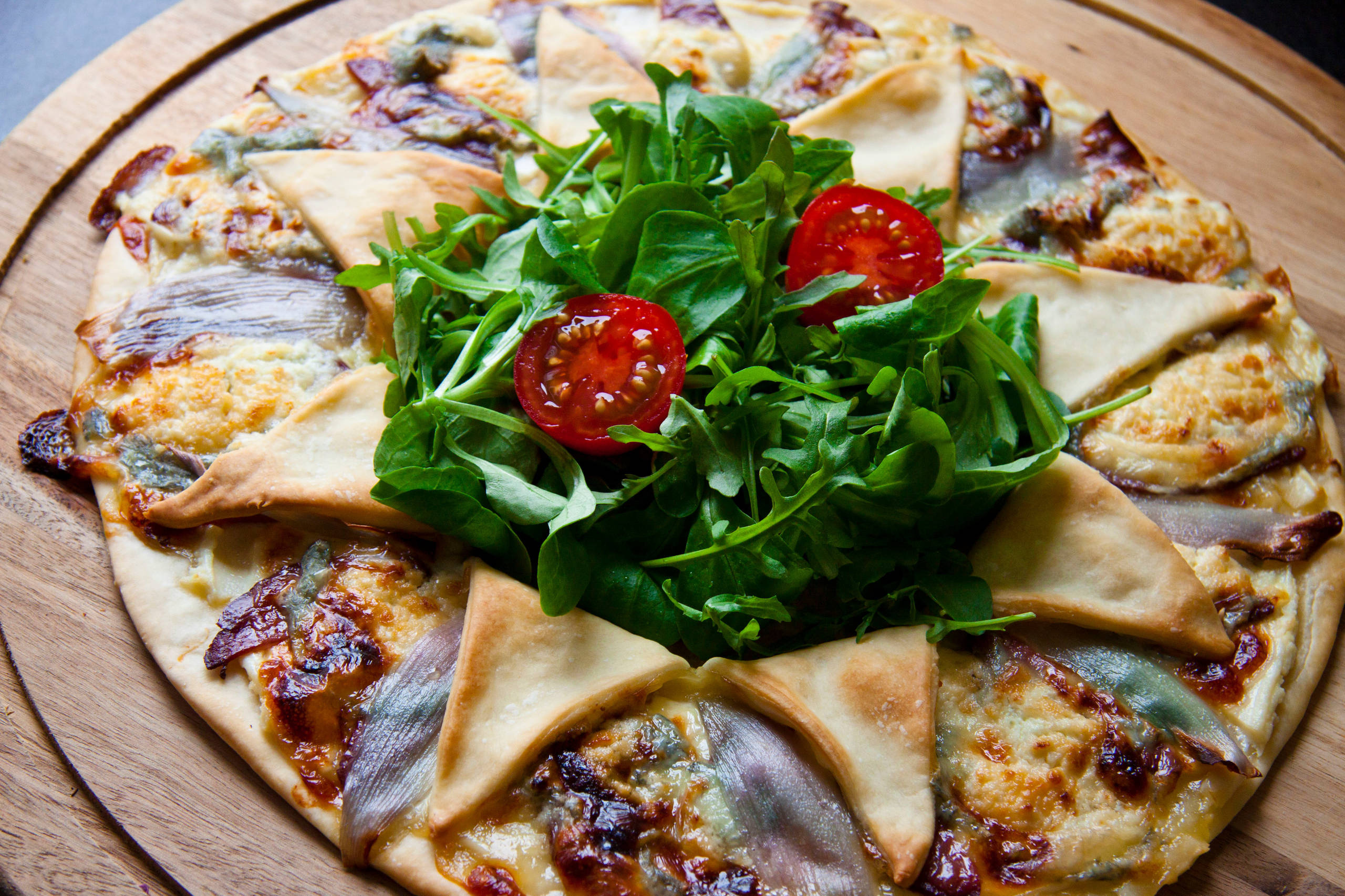 DIY: Пицца по-французски в форме звезды с копченой уткой