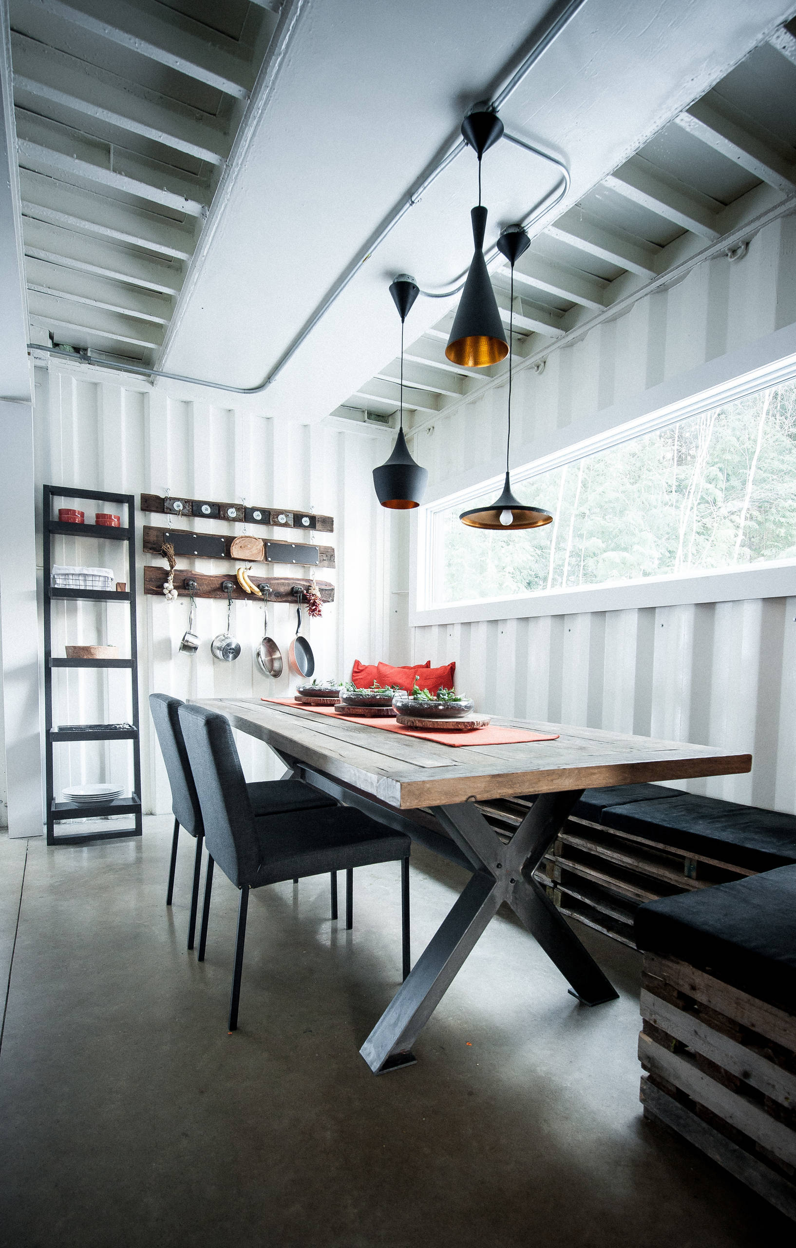 Карготектура: Дома из морских контейнеров — настоящих и имитаций