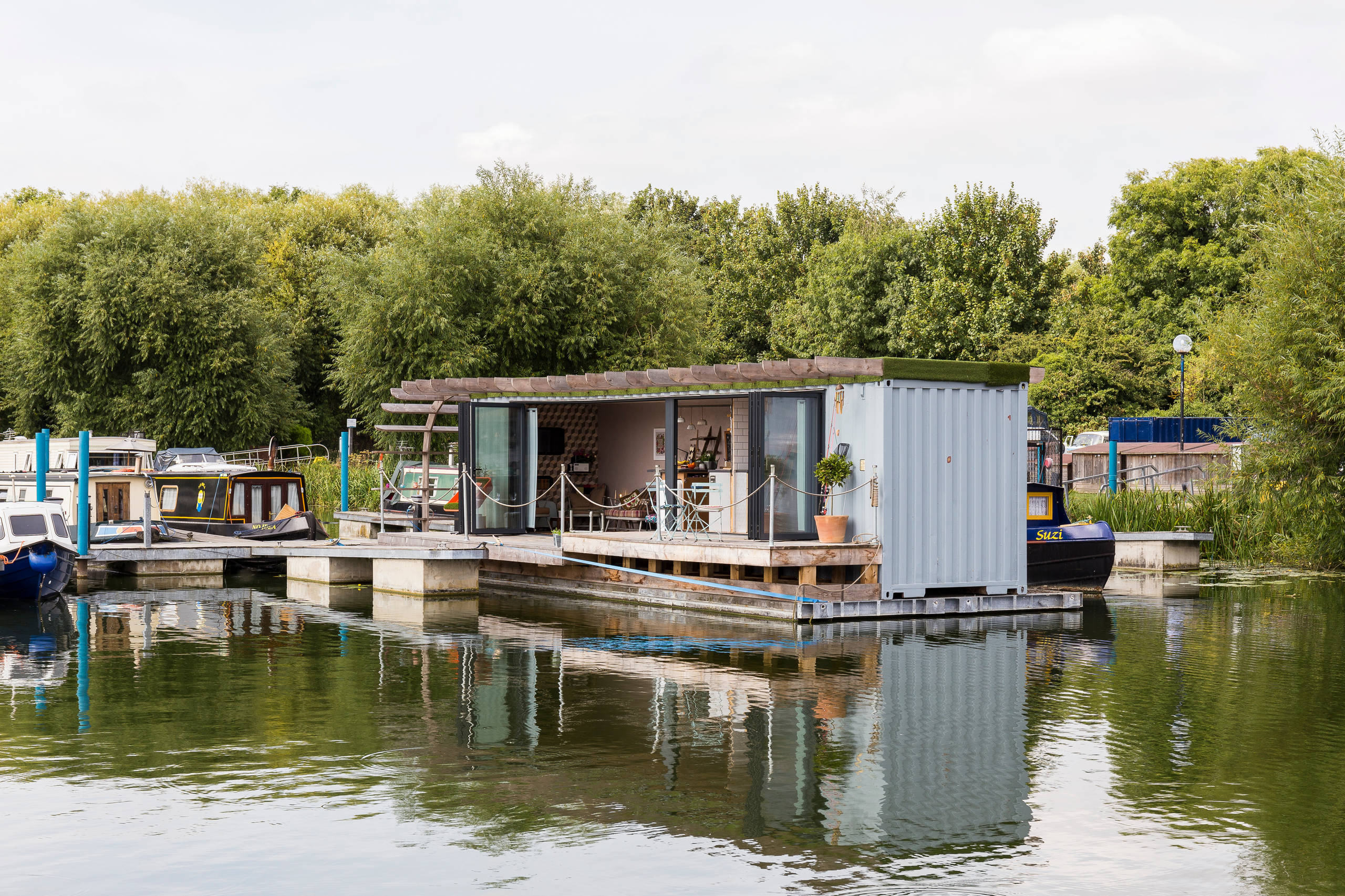 Карготектура: Дома из морских контейнеров — настоящих и имитаций