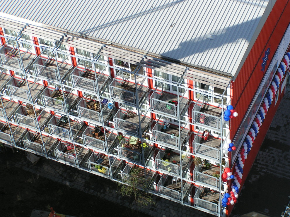 Карготектура: Дома из морских контейнеров — настоящих и имитаций