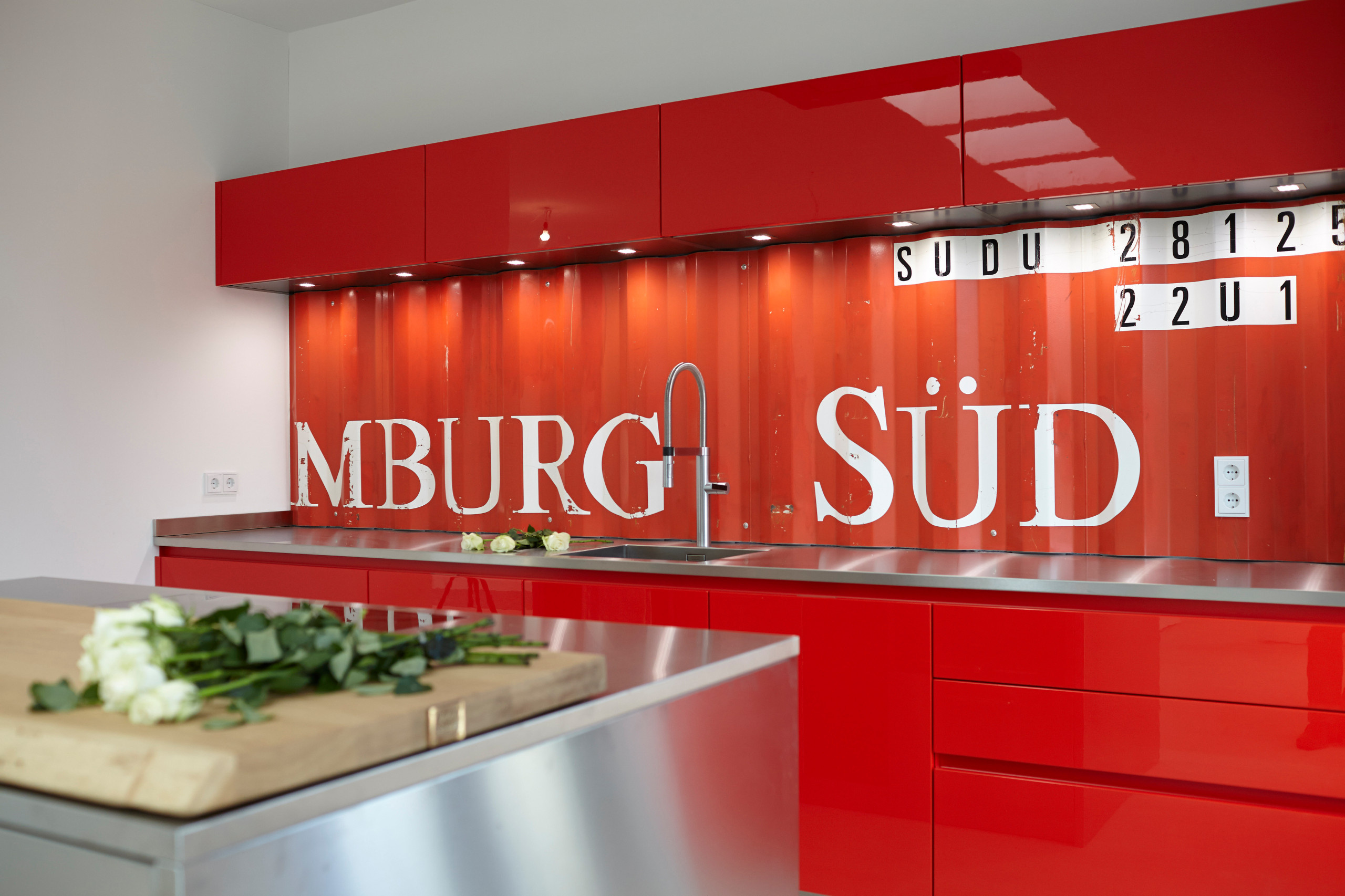 Карготектура: Дома из морских контейнеров — настоящих и имитаций